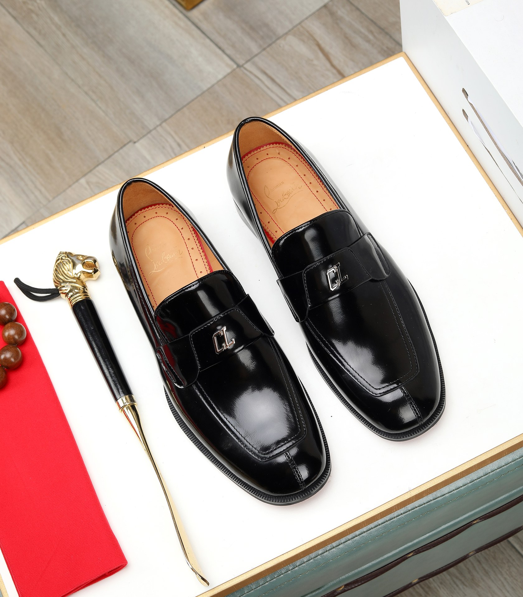 NO:744360,(High-end goods, water-dyed cow lining) CL high-end customized leather shoes. The upper is made of imported cowhide. I believe you will be impressed from the first moment you see it. The avant-garde atmosphere can no longer fully interpret its elegance. AAA-grade rubber outsole is super comfortable. The original last from the counter guarantees its original version and quality. The upper is simple and the cowhide lining ensures its comfort and breathability. Only a pair of truly good shoes has its own unique soul. Famed quality. The first choice for successful people.  Positive code 38-45,,cowhide19860909(高端货 水染牛里 )CL 高端定制皮鞋 鞋面采用进口胎牛皮 相信从您见到它的第一眼起就会有眼前一亮的感觉 大气前卫已经不能完全诠释了它的优雅 AAA级橡胶大底 超舒适 专柜原版套楦 保证了其原有版型及品质 鞋面简约 牛皮内里 保证了其舒适及透气性 一双真正的好鞋才有它特有的灵魂 名门品质 成功人士的首选 正码 38-45,,cowhide,Men's shoes