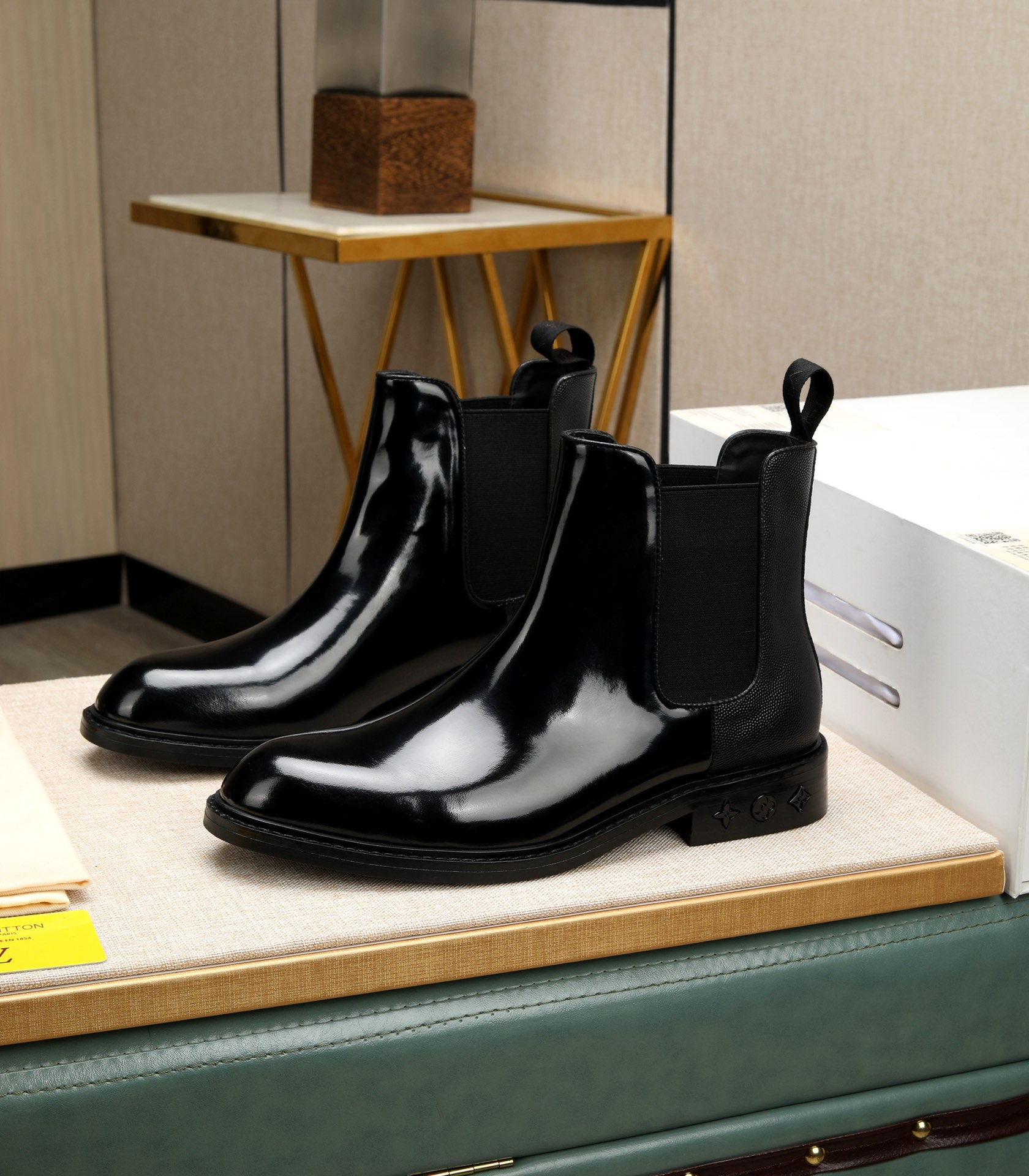 NO:555516,(Water dyed cowhide, semi-genuine leather outsole, complete package) Louis Vuitton* high-end Louis Vuitton counter latest model formal leather boots original version of the highest quality!  Imported Italian calfskin fabric, cowhide lining, original semi-genuine leather outsole, formal size: 3844 (customized to 45), louis vuitton, louis vuitton, boots, cowhide, Leather soles19860909（水染牛里 半真皮大底 全套包装）Louis Vuitton* 高端 路易威登 专柜最新款 正装皮靴原版最高品质！进口意大利小牛皮面料牛皮内里 原版半真皮大底 正装码数:3844(45订做),,louis vuitton,louis vuitton,boots,cowhide,Leather soles,Men's shoes