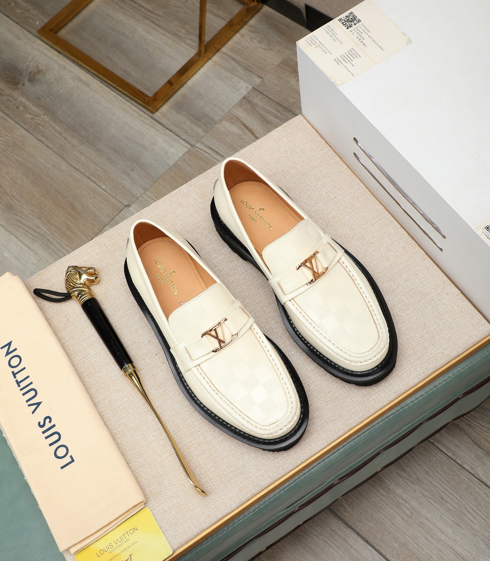 NO:744950,Original item L Home high-end formal casual leather shoes, fashionable classic men's business leather shoes, imported first-layer cowhide, rich texture, water-dyed first-layer cowhide, original thick genuine leather welt rubber outsole, professional and rigorous handcraftsmanship, attention to details, showing the taste of a distinguished gentleman!  Size38-44 (with complete package),,cowhide19860909原单货 L 家 高端正装休闲皮鞋,时尚经典男士商务皮鞋,进口头层牛皮,极富质感,水染头层牛里,原版厚实真皮沿条橡胶大底,专业严谨手工工艺,注重细节,彰显尊贵绅士品味！Size38-44（配全套包装）,,cowhide,Men's shoes