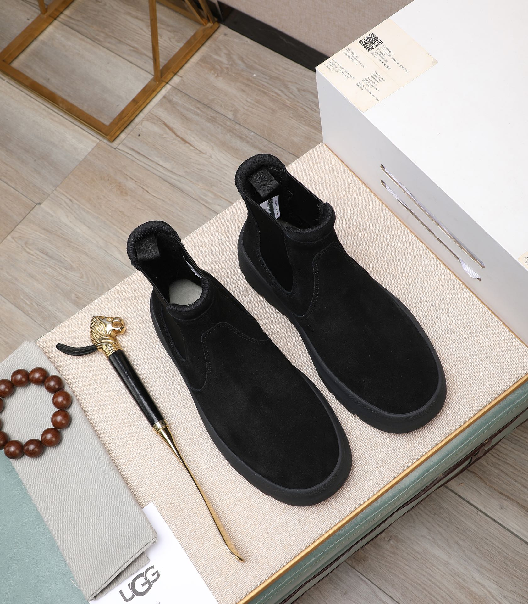 NO:557244,Please pay attention to the quality of the original order. The thickness of the wool is relatively high. UGG is a popular men's shoe from Australia. The official website is synchronized with the Beckham men's model. It is made of imported first-layer waxed cowhide. The toe is waxed and carefully sewn with Australian real wool velvet. The imported rubber Martin boots outsole (comfortable, soft and wear-resistant) is of really good quality. Exquisite workmanship, you can't put it down at first sight, sizes 39-44, boots, cowhide19860909请注意 原单品质 比较毛料的厚度爆款UGG 来自澳洲温暖奢侈品牌男鞋,官网同步、贝克汉姆男款..,采用进口头层打蜡牛皮制作,鞋头打蜡 澳洲真羊毛绒里 精心缝制而成..进口橡胶马丁靴大底（舒适、柔软、耐磨）质量真心赞..做工精湛,一看就爱不释手,39-44码,,boots,cowhide,Men's shoes