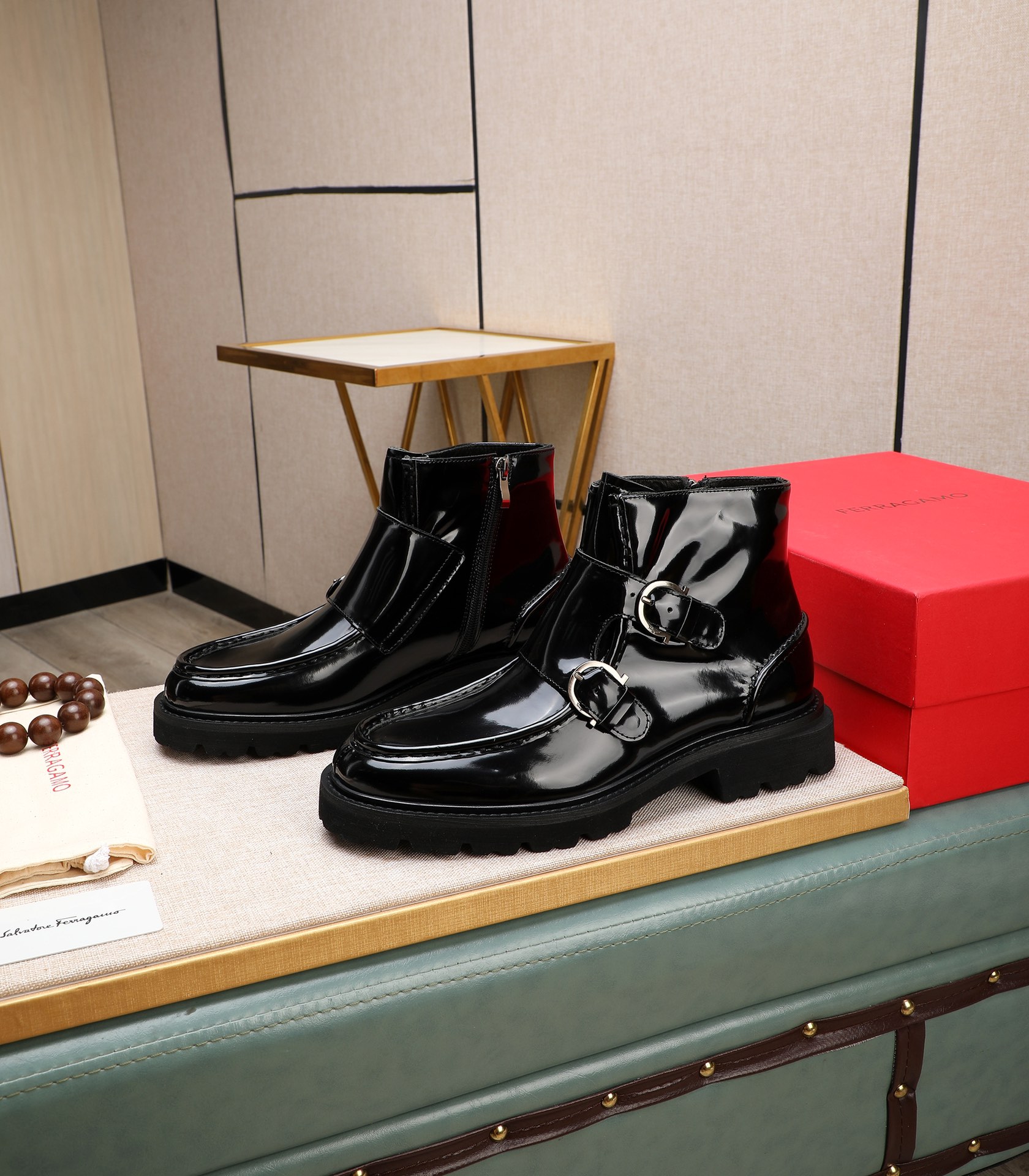 NO:271991,Top-grade Ferraga* men's autumn and winter ankle boots reflect the classic elegance. The elegant appearance is paired with a slender style, created by imported cowhide, comfortable and light, easy to put on and off with feet, dyed calfskin in the inner lining, super light foaming sole, rear lifting shoe belt, exquisite details!  Size38-45 (38, 45 customized), ferragamo, ferragamo, boots, cowhide19860909顶级货Ferraga*菲拉格慕男士秋冬及踝靴,体现经典的优雅气质.高雅的外观搭配修长的版型,进口牛皮打造,舒适轻盈,套脚式穿脱方便,内里本染小牛皮,超轻发泡大底,后置提鞋环带,细节精致！ Size38-45（38、45订做）,,ferragamo,ferragamo,boots,cowhide,Men's shoes