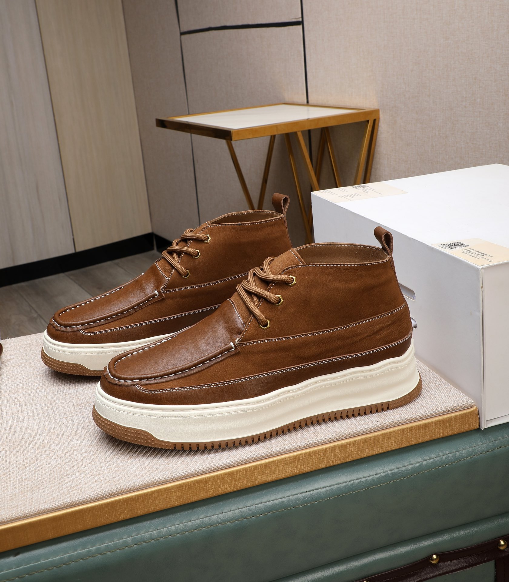 NO:555525,[High-end UGG] (full wool lining) The top-end high-quality fur integrated warm snow boots come from the Australian warm luxury brand men's shoes, UGG-5877 official website synchronization, made of imported cowhide, carefully sewn. Imported rubber foam outsole (comfortable, soft, wear-resistant) The quality is really praise... Exquisite workmanship, you can't put it down at first sight, code number 39-44 (45 custom-made), boots, cowhide19860909【高端UGG】(全羊毛内里) 顶级高端品质皮毛一体保暖雪地靴来自澳洲温暖奢侈品牌男鞋,UGG-5877官网同步、采用进口牛皮制作,精心缝制而成..进口橡胶发泡大底（舒适、柔软、耐磨）质量真心赞..做工精湛,一看就爱不释手,码数39-44(45订做),,boots,cowhide,Men's shoes