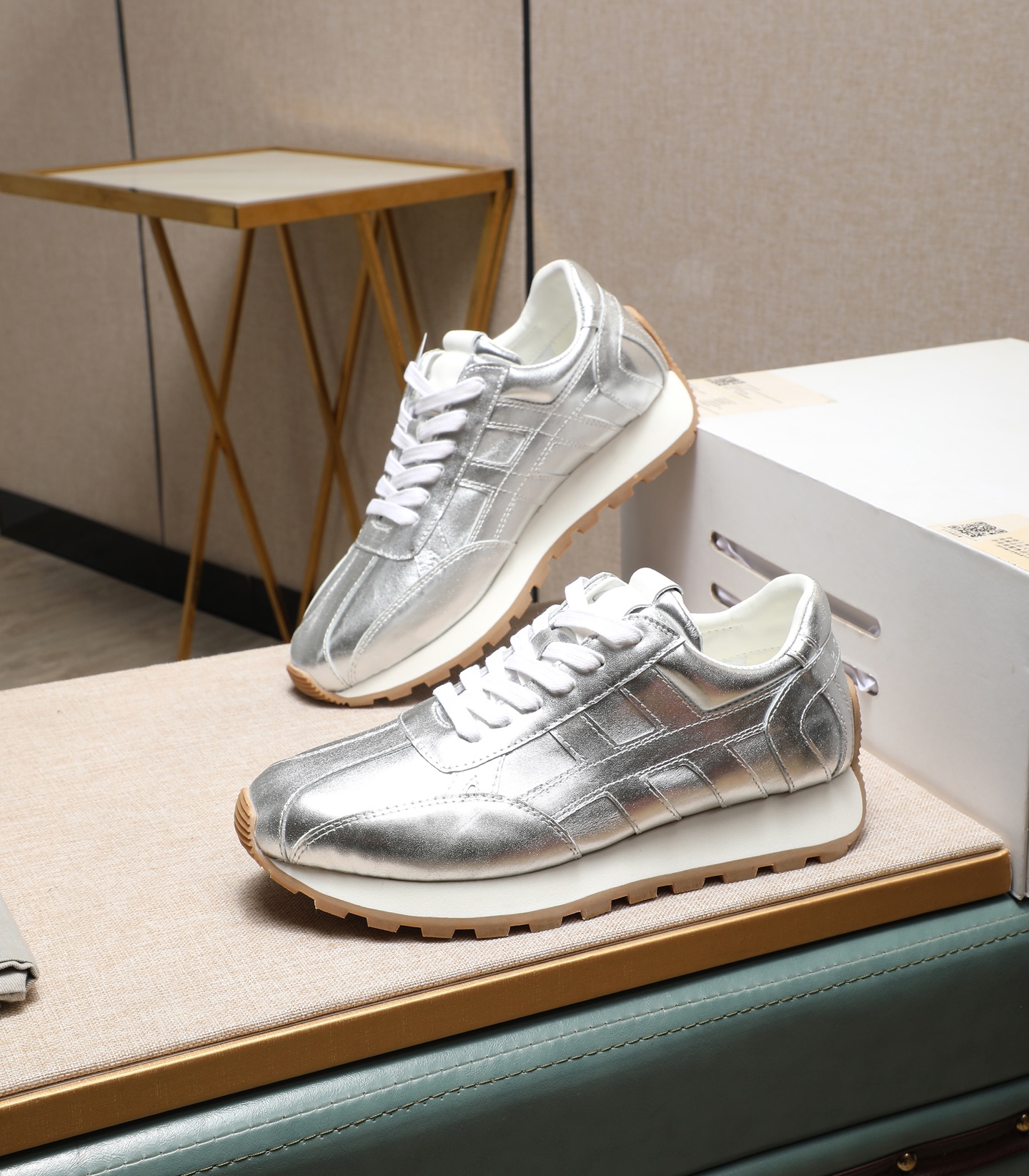 NO:272339,Hogan 2025 new style is popular and pictures will explode, HOGAN Hogan 25/86er series sports and casual Forrest Gump shoes Early spring new product 86er series H671 sports and casual shoes retro fashionable thick-soled shoes, interpreting the brand style with a classic but fashionable design, commemorating the birth of the brand. The workmanship is fine, showing the retro street trend, inheriting the extraordinary style, and offering a gift to the classic [Strong] Fabric: Original ox back fleece [Strong] Inner: Original sheepskin inner [Strong] Outsole: Original outsole [Strong] Size: #35-45 (Female 40. Men's 45 custom-made without return), hogan, sheepskin19860909霍根2025新款火爆转图必爆, HOGAN 霍根 25/ 86er系列 运动 休闲 阿甘鞋 早春新品86er系列H671运动休闲鞋复古时尚厚底鞋,以经典而不失时尚的设计演绎品牌风格,纪念品牌诞生之年.做工精细,尽显复古街头潮趣,承续不凡格调,向经典献礼 [强]面料: 原版牛反绒 [强]内里: 原版羊皮内里 [强]大底: 原版大底 [强]Size: #35-45(女40.男45定做不退换）,,hogan,sheepskin,Men's shoes