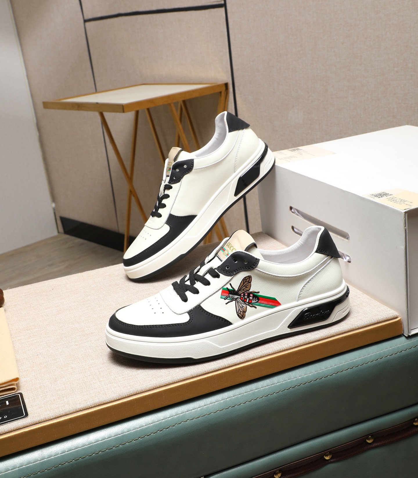 NO:272348,GUCCI's latest spring model is available at the same time. The Italian imported original calf leather, genuine leather lining, (highlights, high-end, noble, and grade) is exquisitely crafted. The original sole is specially supplied with original sole, the exclusive double-layer movable shaping sole is super comfortable. The real thing is more like 