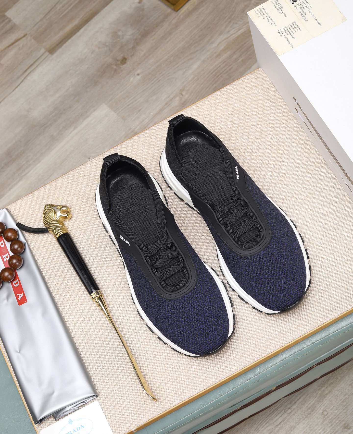 NO:272741,High-quality Niuli (PRADA) Hong Kong purchasing men's shoes official website has been launched with 11 copies, Hong Kong counters are synchronized, and the catwalks are on the same stage; all use breathable flying weaving imported breathable fabric with cowhide inner lining, original 1:1 non-slip and wear-resistant; comfortable footing, durable style, fine workmanship, and simple and neat shoe last to show the courage and toughness of men. Size 38-45, prada, prada, cowhide19860909高品质牛里（PRADA普拉达）香港代购男鞋官网最新款上市了11复制,香港专柜同步,走秀同台；全部采用透气飞织进口透气面料配牛皮内里、原版1:1防滑耐磨；着脚舒适、款式耐看,做工精细,配以简洁利落的鞋楦,彰显男人的果敢和硬朗, 码数38一45,,prada,prada,cowhide,Men's shoes