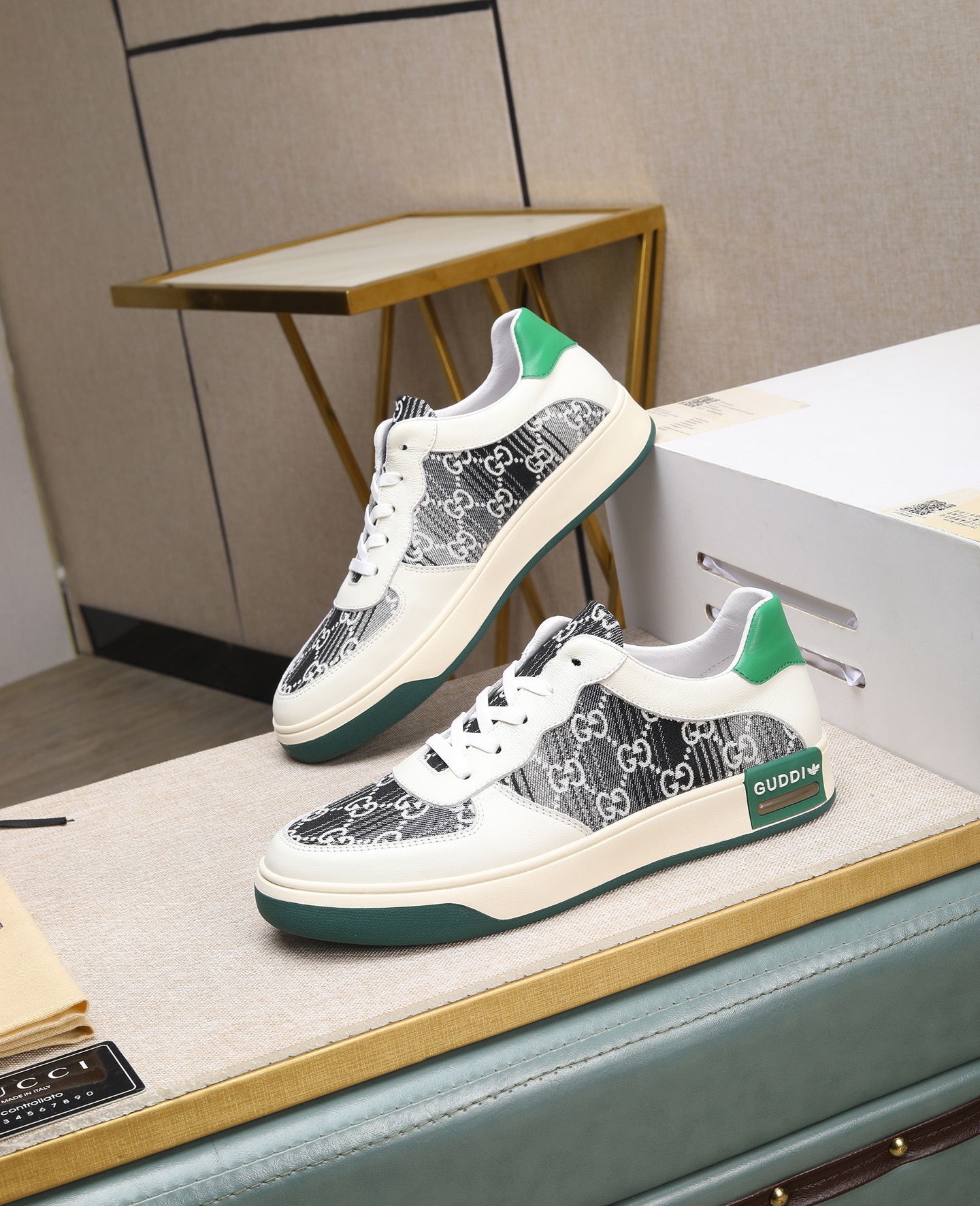 NO:272743,GUCCI latest model is available at the same time for the counter, imported Italian original calfskin, genuine leather lining, (highlights, high-end, high-end, high-end, grade) exquisite workmanship, original sole factory-made original sole, exclusive double-layer movable shaping sole is super comfortable, real-life shooting is even more pleasing to the 