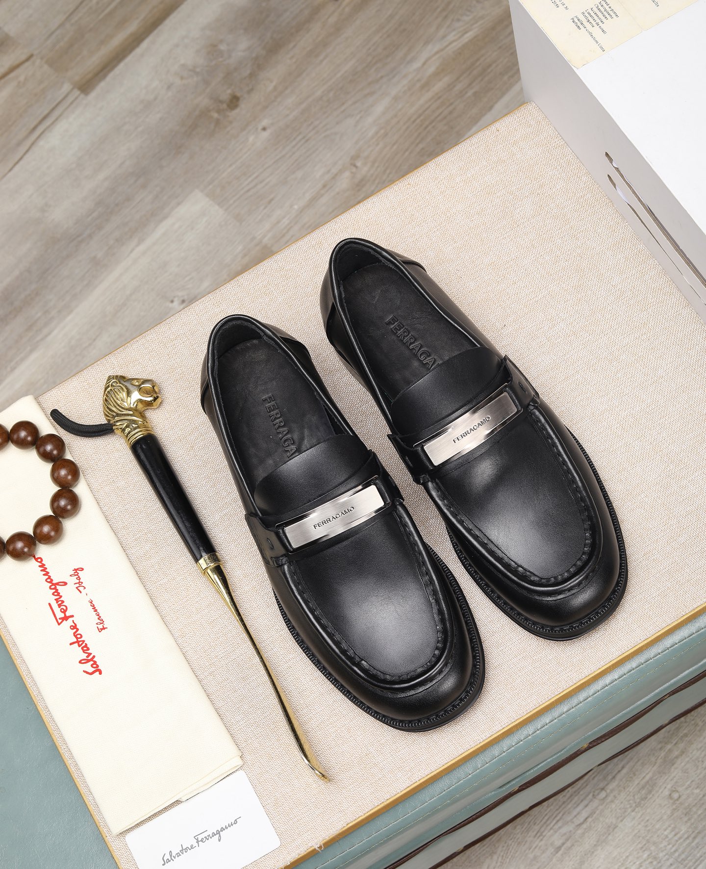 NO:272969,Top-grade Ferraga* men's formal leather shoes reflect classic elegant temperament. The elegant appearance is paired with a slender style, created by imported cowhide, comfortable and light, easy to put on and off with feet, dyed calfskin in the inner lining, super light foaming sole, rear lifting shoe belt, exquisite details!  Size38-45 (38, 45 customized), ferragamo, ferragamo, cowhide19860909顶级货Ferraga*菲拉格慕男士正装皮鞋,体现经典的优雅气质.高雅的外观搭配修长的版型,进口牛皮打造,舒适轻盈,套脚式穿脱方便,内里本染小牛皮,超轻发泡大底,后置提鞋环带,细节精致！ Size38-45（38、45订做）,,ferragamo,ferragamo,cowhide,Men's shoes