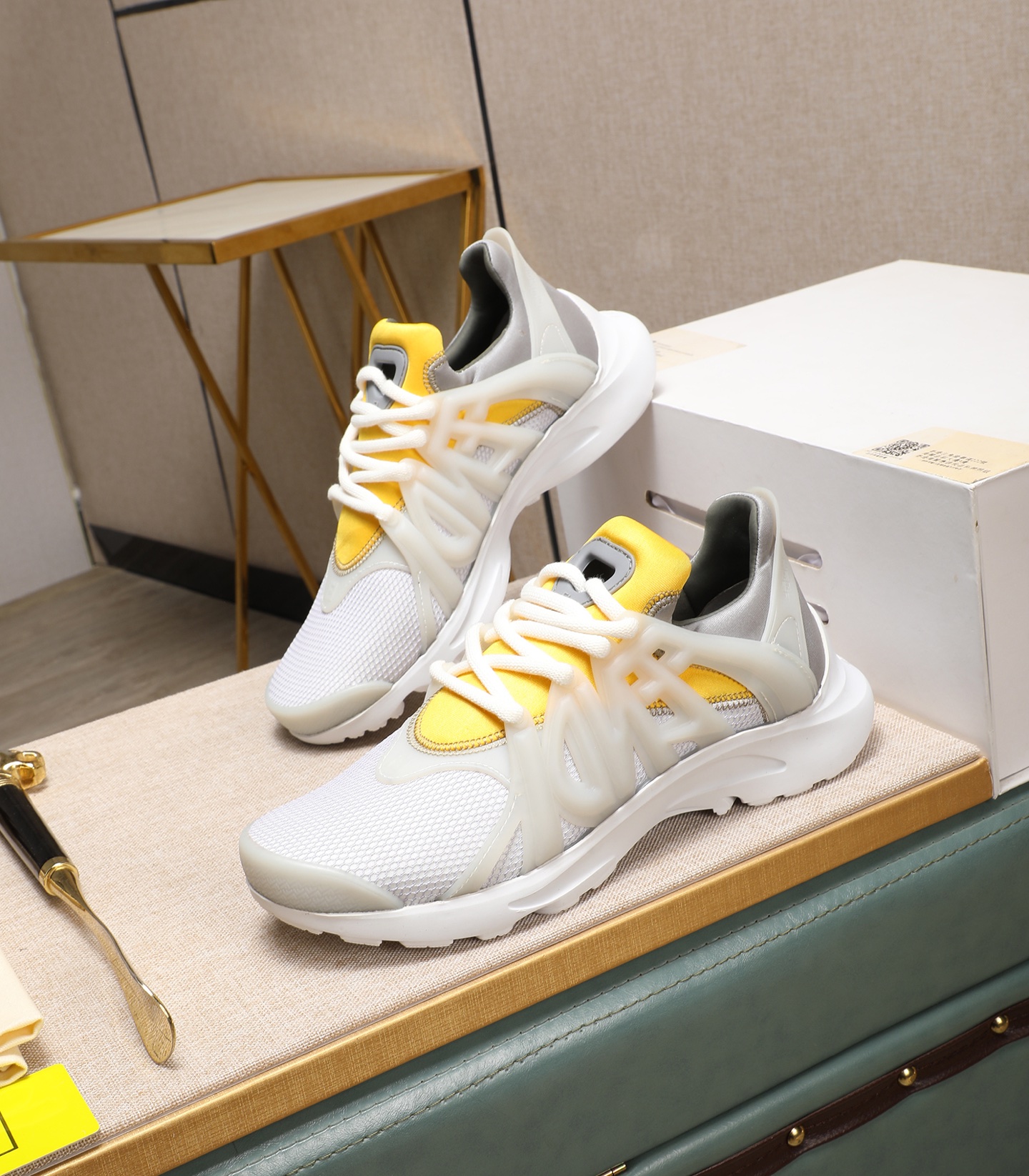 NO:273577,Fendi's latest Tag series of men's casual mesh sports running shoes, original version purchased and developed, this Tag sports shoes with one foot, black high-tech mesh material with gray neoprene details. Extra large FENDI lettering on the side, translucent rubber details. Light and flexible rubber running shoes sole. Delivery counter exquisite packaging, customized breathable inner, original molded foam rubber outsole, bottom thickness 3.5CM!  Size40-44 (39.45.46 Customized), fendi, fendi, sneakers19860909Fendi芬迪 最新Tag系列男士休闲网面运动跑鞋,原版购入开发,这款Tag运动鞋一脚蹬运动鞋,黑色高科技网面材质带灰色氯丁橡胶细节.侧面超大FENDI字样,半透明橡胶细节.轻盈柔韧橡胶跑步鞋鞋底 配送专柜精美包装,定制透气内里,原版开模发泡橡胶大底,底厚3.5CM！ Size40-44（39.45.46定做）,,fendi,fendi,sneakers,Men's shoes