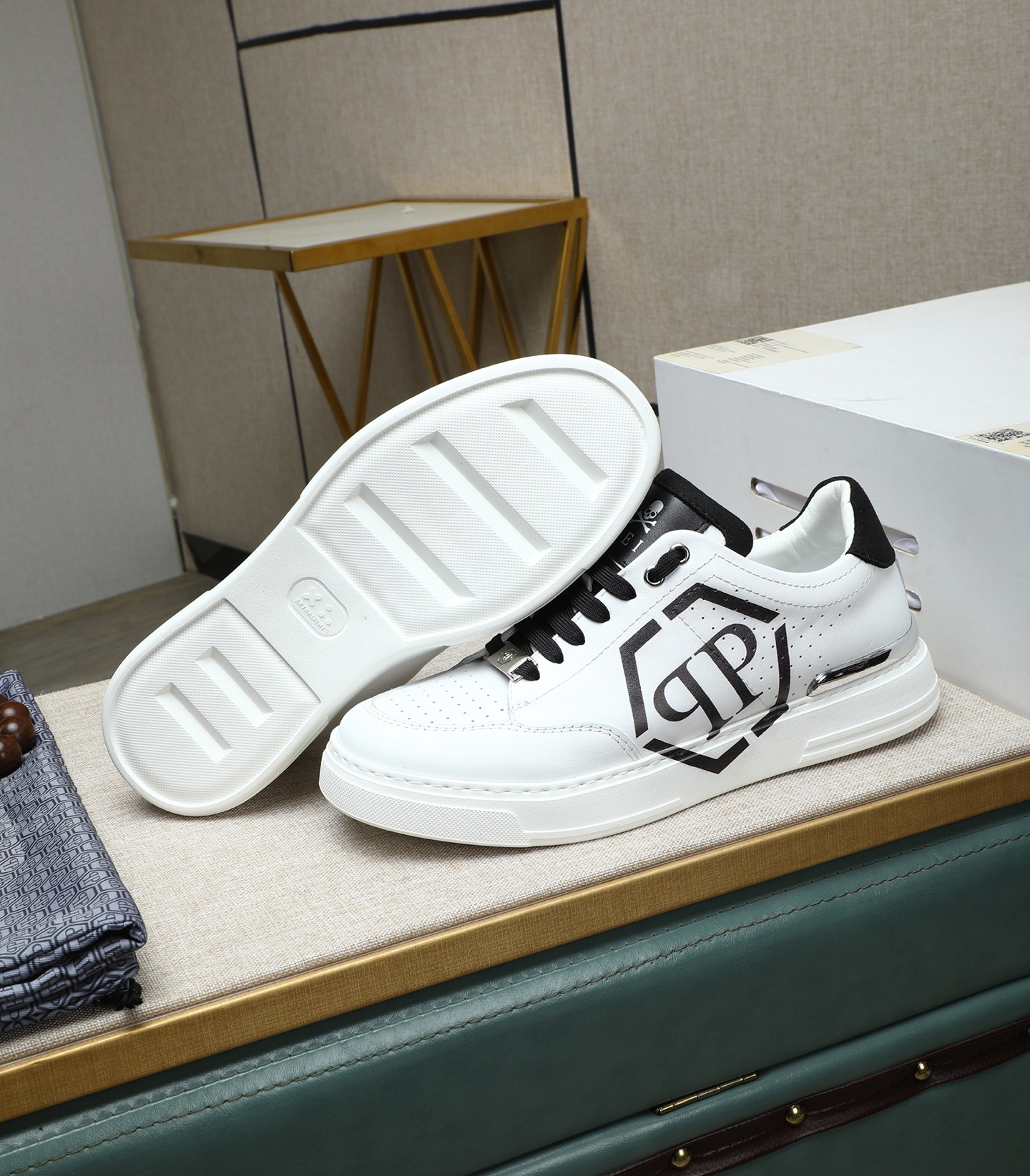 Philipp Plein White Leather Sneakers for Men with Punk Style and Metal Accents 5 i1743147838558 5681 0 3