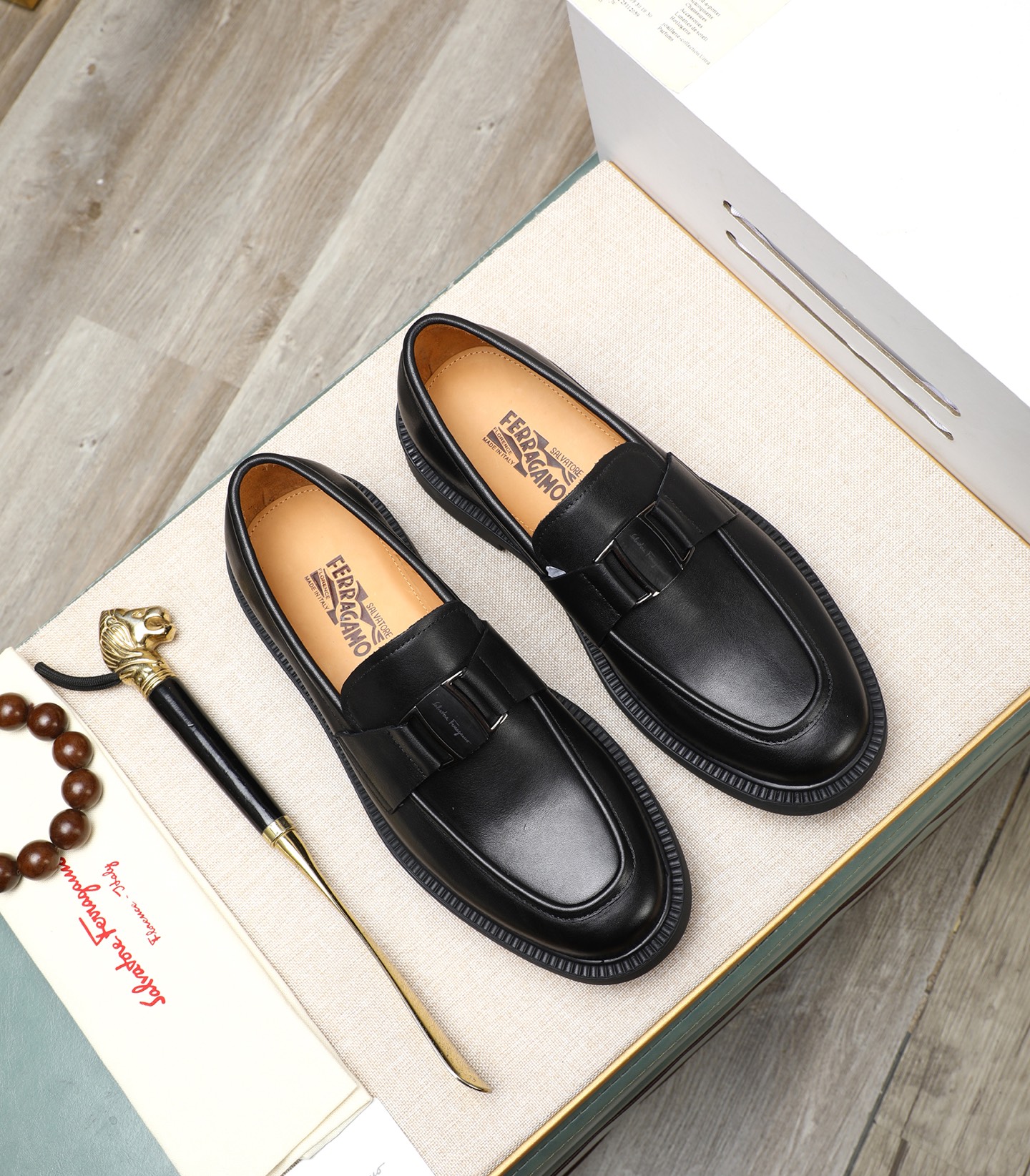 NO:275474,High-end goods!  Salvatore Ferragamo is the world's top luxury shoe brand, from the fashion kingdom Italy, and is known worldwide for its traditional hand-made design and novel style...... The counter also sells top suit shoes. This model is made of pure handmade fabrics. The fabric is imported from Italian calfskin soft water dyed cowhide. Special supply original deep glue large sole size specifications 3944 (38 45 customized), louis vuitton, ferragamo, ferragamo, business suit, cowhide19860909高端货！菲拉格慕（Salvatore Ferragamo）是国际顶级的鞋类奢侈品牌,来自时尚王国意大利,以传统手工设计和款式新颖誉满全球………专柜同步发售顶级西装鞋 此款采用纯手工制作 面料进口意大利小牛皮柔软水染牛皮内里 特供原版深胶大底尺码规格3944(38 45订做),,louis vuitton,ferragamo,ferragamo,business suit,cowhide,Men's shoes