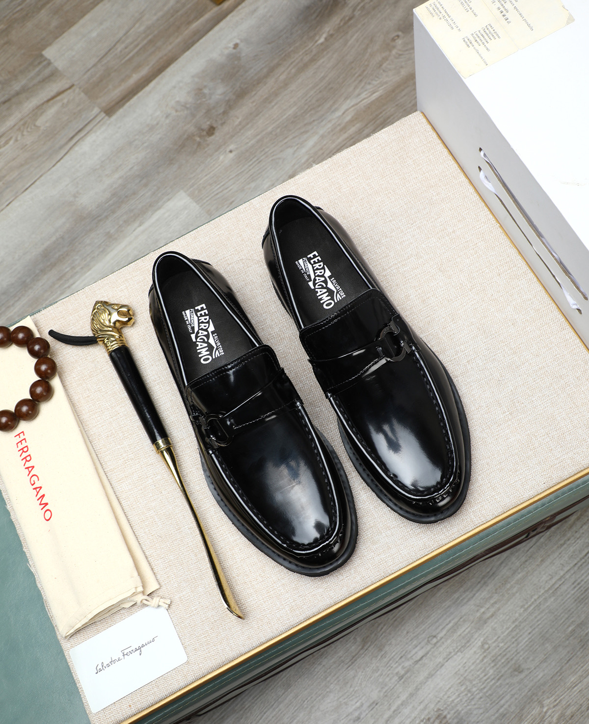 NO:276509,Top-grade Ferraga* men's formal leather shoes reflect classic elegant temperament. The elegant appearance is paired with a slender style, created by imported cowhide, comfortable and light, easy to put on and off with feet, dyed calfskin in the inner lining, super light foaming sole, rear lifting shoe belt, exquisite details!  Size38-45 (38, 45 customized), ferragamo, ferragamo, cowhide19860909顶级货Ferraga*菲拉格慕男士正装皮鞋,体现经典的优雅气质.高雅的外观搭配修长的版型,进口牛皮打造,舒适轻盈,套脚式穿脱方便,内里本染小牛皮,超轻发泡大底,后置提鞋环带,细节精致！ Size38-45（38、45订做）,,ferragamo,ferragamo,cowhide,Men's shoes