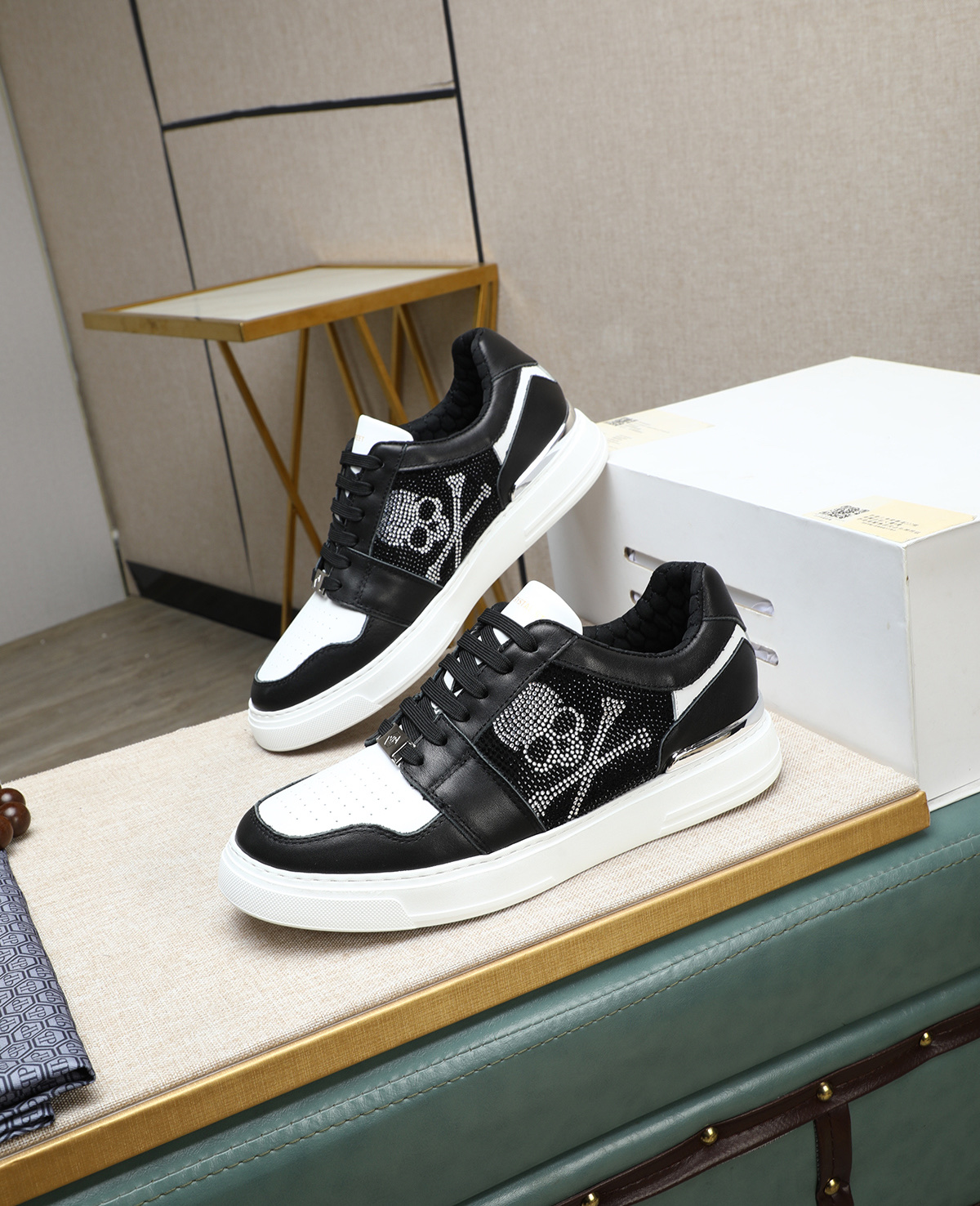 Philipp Plein Men's Lo-Top Sneakers with Skull Detail - Ergonomic and Lightweight 2 i1744187514674 1118 0 0