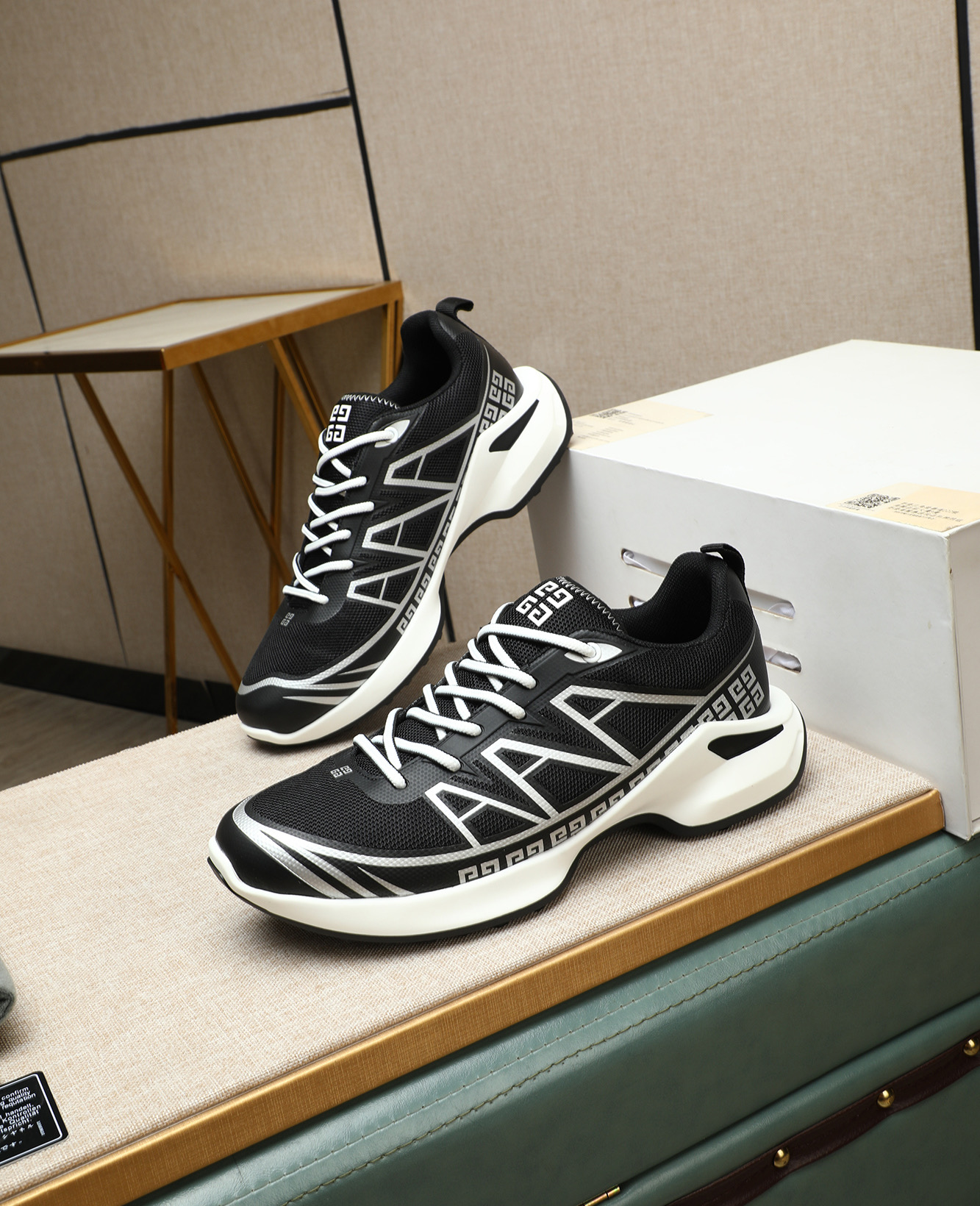 NO:283280,G I V E N C H Y Givenchy counter synchronously, everyone has a pair, not to be missed, buy the counter version completely 1:1, custom-made top version, original display provides comparison, let the big products be different from the original (real objects and pictures to witness 1 fabric original top layer cowhide 2 inner lining original elastic cloth with cowhide inner lining dry comfortable 3 soles genuine exclusive private mold air cushion sole [Size] number 38-44. Customized 45, given, cowhide19860909G I V E N C H Y 纪梵希专柜同步 人手一双 不容错过 专柜买版 完全1:1 开模定制顶级版本 原版展示提供对比 让大货做到和原版0区别（实物和图片来见证1面料原版头层牛皮 2内里原版弹力布配牛皮内里 干爽 舒适3鞋底正品独家私模气垫大底【Size】码数38-44. 可定做45,,givenchy,cowhide,Men's shoes