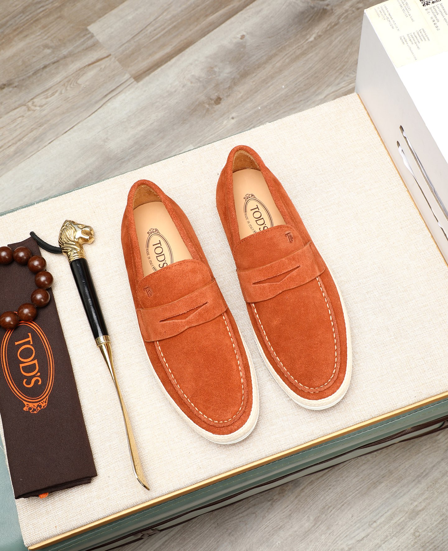 NO:347038,Tod'S/Todds Men's Loafers This loafer is made of elegant imported cowhide leather, with brand logo horizontal strip decoration, exposed hand-stitching design. Genuine leather inlay, wear-resistant rubber sole, inner dyed calfskin, cowhide insole, soft and comfortable. With a full set of packaging Size38-44 (customized for 45), Tod's,loafers,cowhide19860909Tod‘S/托德斯男士乐福鞋本款乐福鞋以雅致的进口头层牛皮革制成, 配以品牌logo横条装饰,外露手工缝线设计.真皮嵌边,耐磨橡胶大底,内里本染小牛皮,牛皮鞋垫,柔软舒适.配全套包装 Size38-44（45定做）,,Tod's,loafers,cowhide,Men's shoes