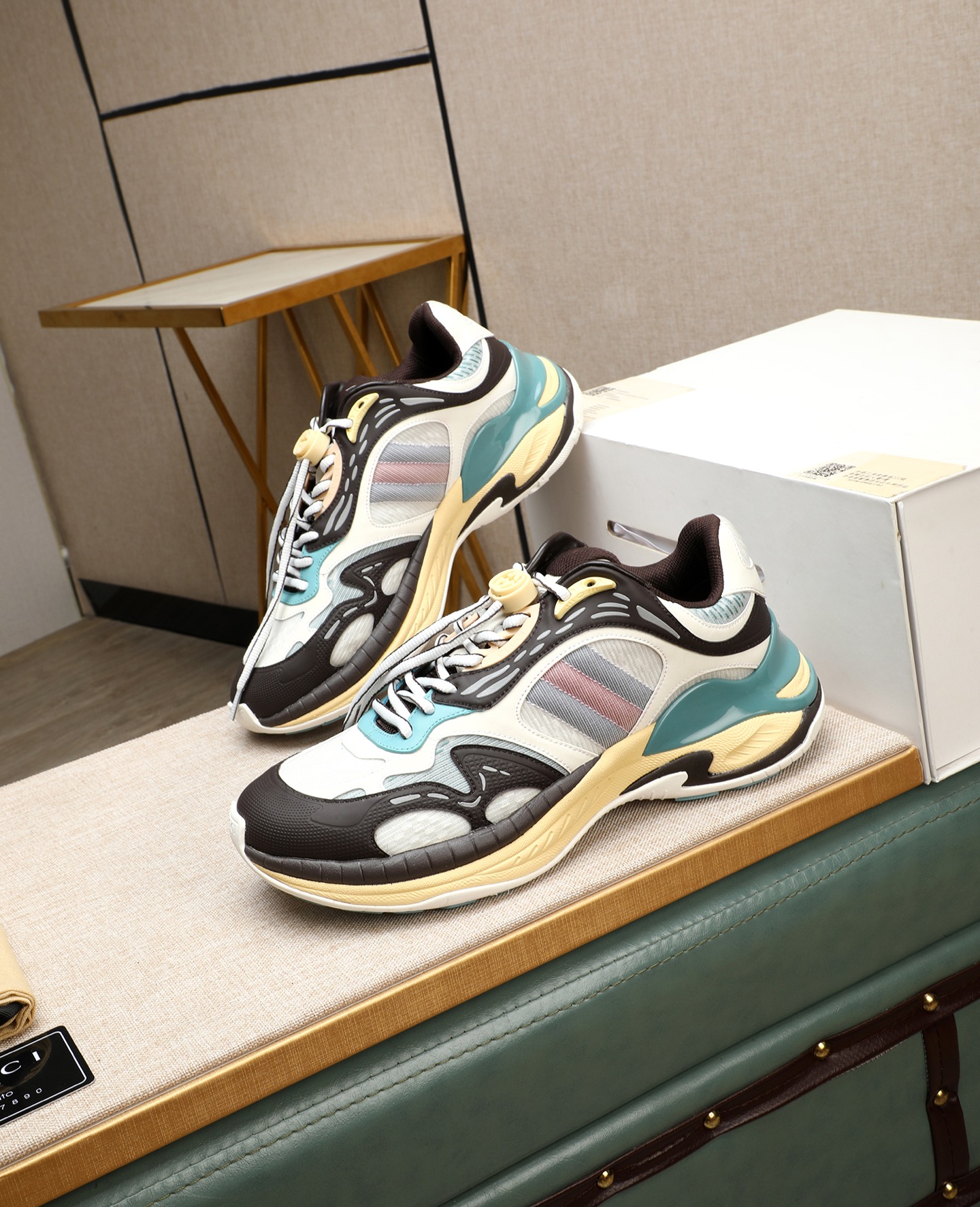 NO:347039,First, the men's size Size39-45 (customized for 45), couples' style, women's style subsequently, GUCCI 2.0 futuristic sneakers are coming, a pair of subversive sneakers are here. 2.0, 4 colors in the entire series and keyinvestment, a flexible silhouette forefoot slightly raised design, and the propulsion is obviously felt when commuting and trotting. Paired with wide-leg pants or cycling pants can enhance the sense of line extension. EVA thick sole not only has a comfortable height-enhancing effect, but also reduces weight (actually shopping for 3 hours without tiring your feet!) Lazy highlight moment 2 airport outfits directly!  After security check, take off and wear it in seconds (wrap it as soon as the heel webbing is lifted), because the shoelaces have sliding buckles, so it is not necessary!  !  Tie your shoelaces. Really achieve a relaxed feeling of freedom., gucci,sneakers19860909先出男码Size39-45(45定做)  ,情侣款,女款后续出,GUCCI 2.0未来感运动鞋新作一双颠覆性运动鞋来了. 2.0,全系列4款颜色且keyinvestment,灵动廓形前掌微翘设计,通勤小跑时明显感受到推进力,搭配阔腿裤或骑行裤都能强化线条延伸感.EVA厚底不仅拥有舒适的增高效果,同时减轻重量（实逛街3小时不累脚！）懒人高光时刻2机场穿搭直接选它！过安检秒脱穿（后跟织带一提即穿）,因为鞋带有滑动挂扣,不需要！！系鞋带.真真做到自在随行的松弛感.,,gucci,sneakers,Men's shoes