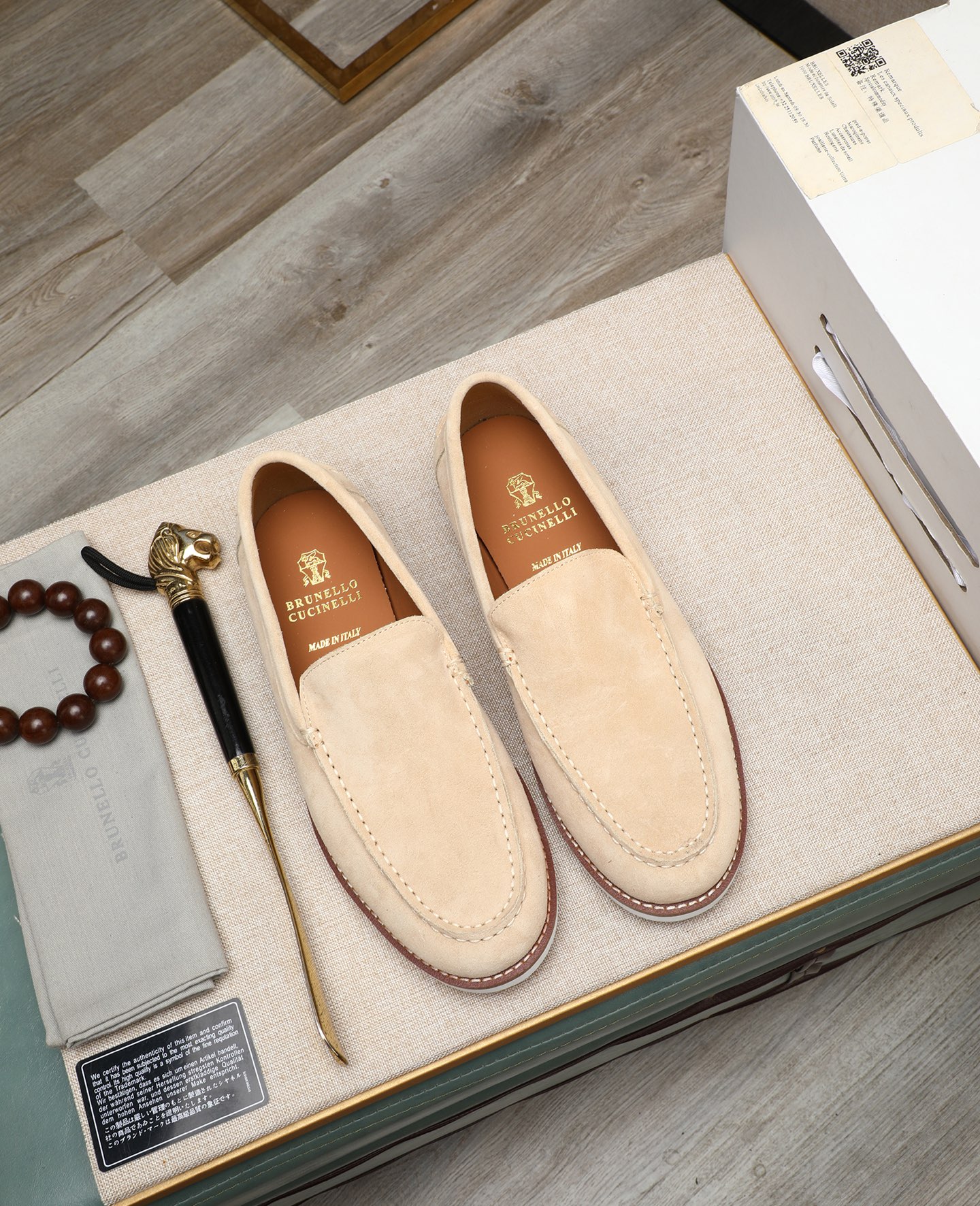 NO:355975,.BC's new product Brunello Cucinell* casual leather shoes. Classic yarn inspires the exquisiteness and sporty taste of this sneaker. The high mercerized beef reverse velvet upper is extremely light and elastic. The sides of the shoe show a tight appearance. The toe adopts the unique 