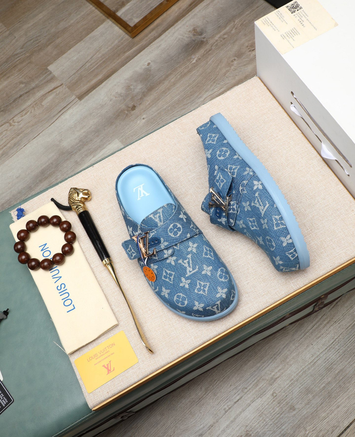 NO:347259,Men's casual semi-slippers - This sports upper is made of soft cowhide fabric, embossed with plaid patterns, paired with embossed two-color sole, embossed with brand logo, and is equipped with a debugged L-shaped buckle belt, which is full of slackness. Size 38-45 (38, 45, customized),,sneakers,slippers,cowhide19860909男士休闲半拖鞋 -此款运动鞋面采用柔软牛皮面料,融入格纹图案压花,搭配压纹双色鞋底,其上点缀品牌标识,设有可调试L字型扣环束带,松弛感拉满满. 码数38-45（38、45、订做）,,sneakers,slippers,cowhide,Men's shoes