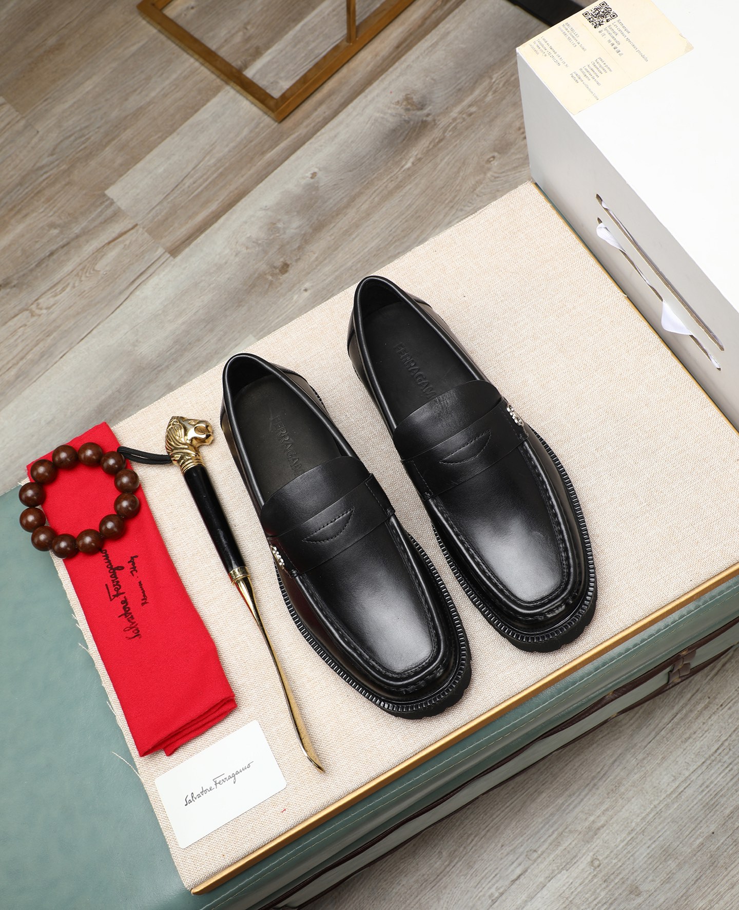 NO:347291,Top-grade Ferraga* men's formal leather shoes reflect classic elegant temperament. The elegant appearance is paired with a slender style, created by imported cowhide, comfortable and light, easy to put on and off with feet, dyed calfskin in the inner lining, super light foaming sole, rear lifting shoe belt, exquisite details!  Size38-44 (38, 45 46 customized), ferragamo, ferragamo, cowhide19860909顶级货Ferraga*菲拉格慕男士正装皮鞋,体现经典的优雅气质.高雅的外观搭配修长的版型,进口牛皮打造,舒适轻盈,套脚式穿脱方便,内里本染小牛皮,超轻发泡大底,后置提鞋环带,细节精致！ Size38-44（38、45 46订做）,,ferragamo,ferragamo,cowhide,Men's shoes