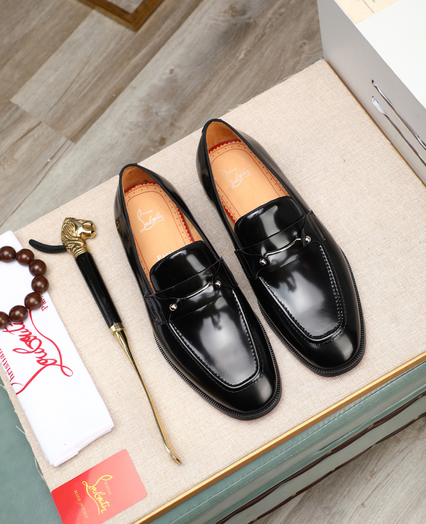 NO:744354,(High-end goods, water-dyed cow lining) CL high-end customized leather shoes. The upper is made of imported cowhide. I believe you will be impressed from the first moment you see it. The avant-garde atmosphere can no longer fully interpret its elegance. AAA-grade rubber outsole is super comfortable. The original last from the counter guarantees its original version and quality. The upper is simple and the cowhide lining ensures its comfort and breathability. Only a pair of truly good shoes has its own unique soul. Famed quality. The first choice for successful people.  Regular code 39-44 (38 45 customized),,cowhide19860909(高端货 水染牛里 )CL 高端定制皮鞋 鞋面采用进口胎牛皮 相信从您见到它的第一眼起就会有眼前一亮的感觉 大气前卫已经不能完全诠释了它的优雅 AAA级橡胶大底 超舒适 专柜原版套楦 保证了其原有版型及品质 鞋面简约 牛皮内里 保证了其舒适及透气性 一双真正的好鞋才有它特有的灵魂 名门品质 成功人士的首选 正码 39-44（38 45订做),,cowhide,Men's shoes