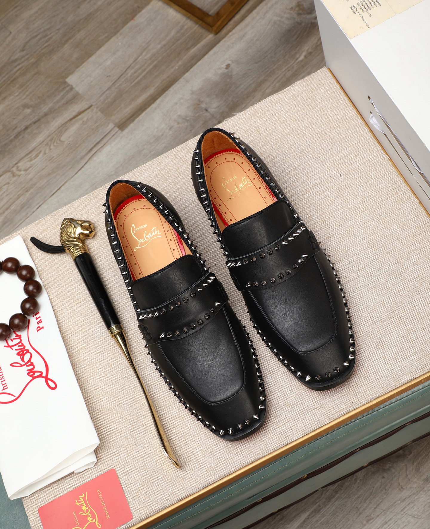 NO:354927,(High-end goods, water-dyeed beef li)CL High-end custom leather shoes The upper is imported fetal cowhide. I believe that from the first sight of you, you will have a bright feeling before your eyes. Atmospheric and avant-garde can no longer fully interpret its elegance. AAA-grade rubber outsole. Super comfortable. The original cover of the counter guarantees its original style and quality. The simple upper is cowhide inner. It guarantees its comfort and breathability. A truly good shoe has its unique soul. Famous quality. The first choice for successful people. The correct size 39-44 (38 45 customized),,cowhide19860909(高端货 水染牛里 )CL 高端定制皮鞋 鞋面采用进口胎牛皮 相信从您见到它的第一眼起就会有眼前一亮的感觉 大气前卫已经不能完全诠释了它的优雅 AAA级橡胶大底 超舒适 专柜原版套楦 保证了其原有版型及品质 鞋面简约 牛皮内里 保证了其舒适及透气性 一双真正的好鞋才有它特有的灵魂 名门品质 成功人士的首选 正码 39-44（38 45订做),,cowhide,Men's shoes