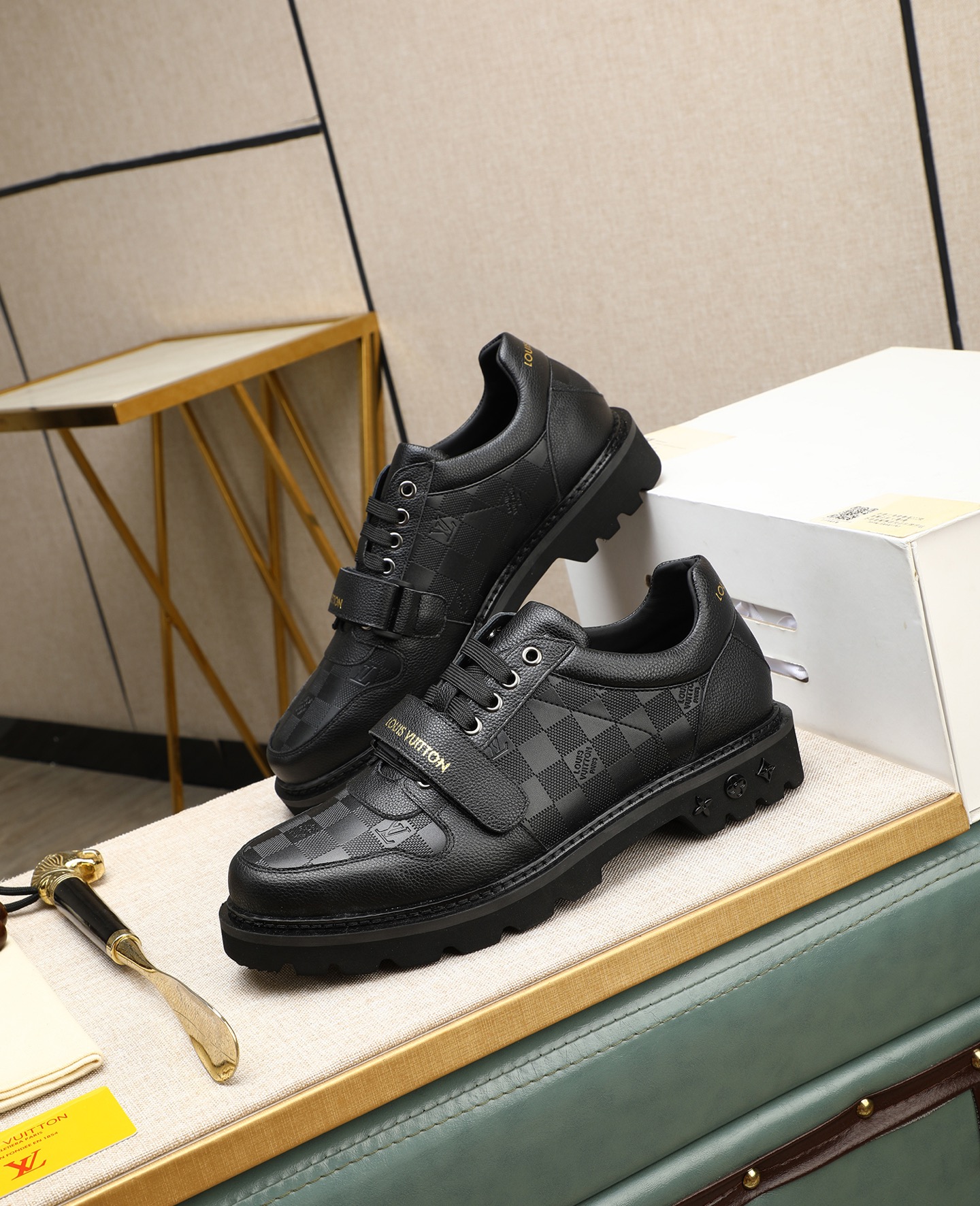 NO:744922,Original item L Home high-end formal casual shoes, fashionable classic men's business leather shoes, imported first-layer cowhide, rich texture, water-dyed first-layer cowhide, original thick genuine leather welt rubber outsole, professional and rigorous handcraftsmanship, attention to details, showing the taste of a distinguished gentleman!  Size39-44 (38 45 46 customized),,cowhide19860909原单货 L 家 高端正装休闲鞋,时尚经典男士商务皮鞋,进口头层牛皮,极富质感,水染头层牛里,原版厚实真皮沿条橡胶大底,专业严谨手工工艺,注重细节,彰显尊贵绅士品味！Size39-44（38 45 46订做）,,cowhide,Men's shoes