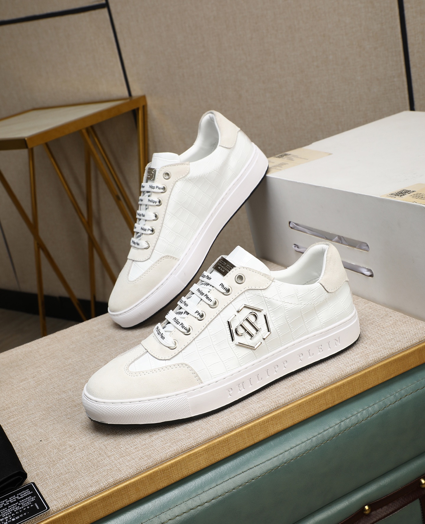 NO:555519,PP Philip Original quality. ~ Unique modern style sports shoes. A must-have for fashionable men's casual shoes. Original brand imported from Italy, imported original leather, sheep lining (refuses to discolor and rub feet). Original sole provided by the original factory, French lazy style design. Fits the feet. Original quality. Super comfortable original sole. It's like shooting the real thing. High-quality sneakers, good men's shoe size 38-44, PHILIPP PLEIN, sneakers19860909PP 菲利普 原单品质.～ 独特现代风运动鞋.休闲鞋潮男必备款 意大利进口原版品牌,进口原版皮,羊里（拒绝脱色磨脚）鞋底原厂特供原版底,法国懒人风格设计 贴脚 在贴原单品质 超舒服原版底 .就好像实物拍摄实物更赞 ,高品质板鞋,佳 男鞋码数38-44,,PHILIPP PLEIN,sneakers,Men's shoes