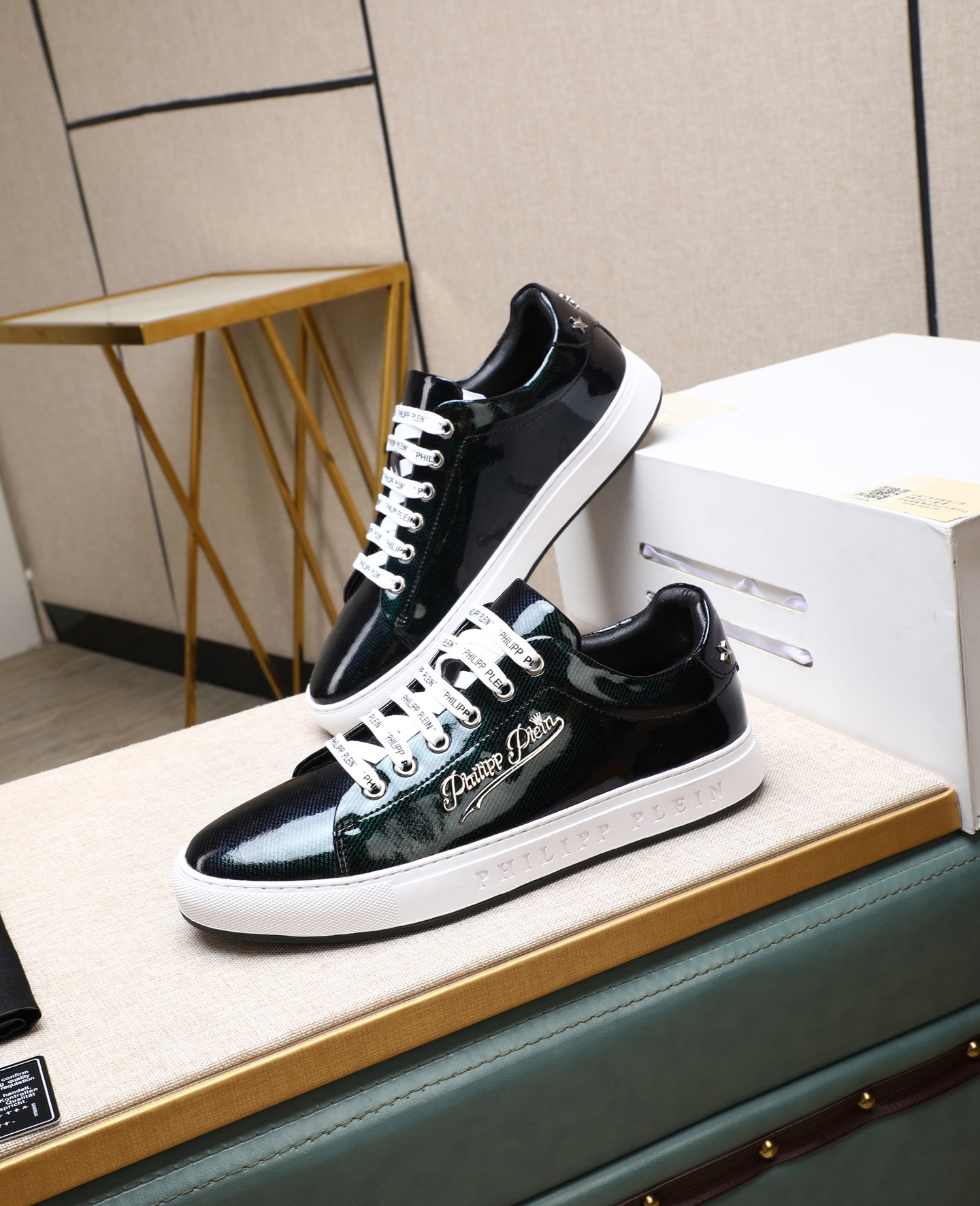 NO:556348,PP Philip Original quality. ~ Unique modern style sports shoes. A must-have for fashionable men's casual shoes. Original brand imported from Italy, imported original leather, sheep lining (refuses to discolor and rub feet). Original sole provided by the original factory, French lazy style design. Fits the feet. Original quality. Super comfortable original sole. It's like shooting the real thing. High-quality sneakers, good men's shoe size 38-44, PHILIPP PLEIN, sneakers19860909PP 菲利普 原单品质.～ 独特现代风运动鞋.休闲鞋潮男必备款 意大利进口原版品牌,进口原版皮,羊里（拒绝脱色磨脚）鞋底原厂特供原版底,法国懒人风格设计 贴脚 在贴原单品质 超舒服原版底 .就好像实物拍摄实物更赞 ,高品质板鞋,佳 男鞋码数38-44,,PHILIPP PLEIN,sneakers,Men's shoes