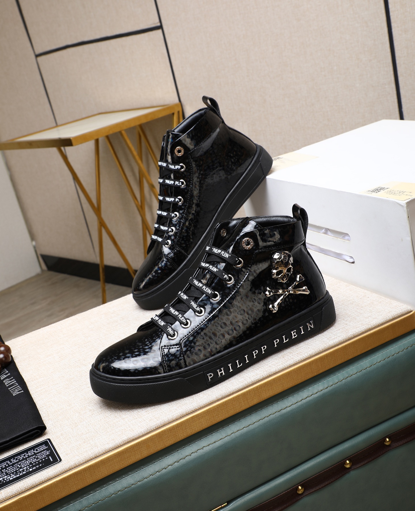 NO:556356,PP Philip Original quality. ~ Unique modern style sports shoes. A must-have for fashionable men's casual shoes. Original brand imported from Italy, imported original leather, sheep lining (refuses to discolor and rub feet). Original sole provided by the original factory, French lazy style design. Fits the feet. Original quality. Super comfortable original sole. It's like shooting the real thing. High-quality sneakers, good men's shoe size 38-44, PHILIPP PLEIN, sneakers19860909PP 菲利普 原单品质.～ 独特现代风运动鞋.休闲鞋潮男必备款 意大利进口原版品牌,进口原版皮,羊里（拒绝脱色磨脚）鞋底原厂特供原版底,法国懒人风格设计 贴脚 在贴原单品质 超舒服原版底 .就好像实物拍摄实物更赞 ,高品质板鞋,佳 男鞋码数38-44,,PHILIPP PLEIN,sneakers,Men's shoes