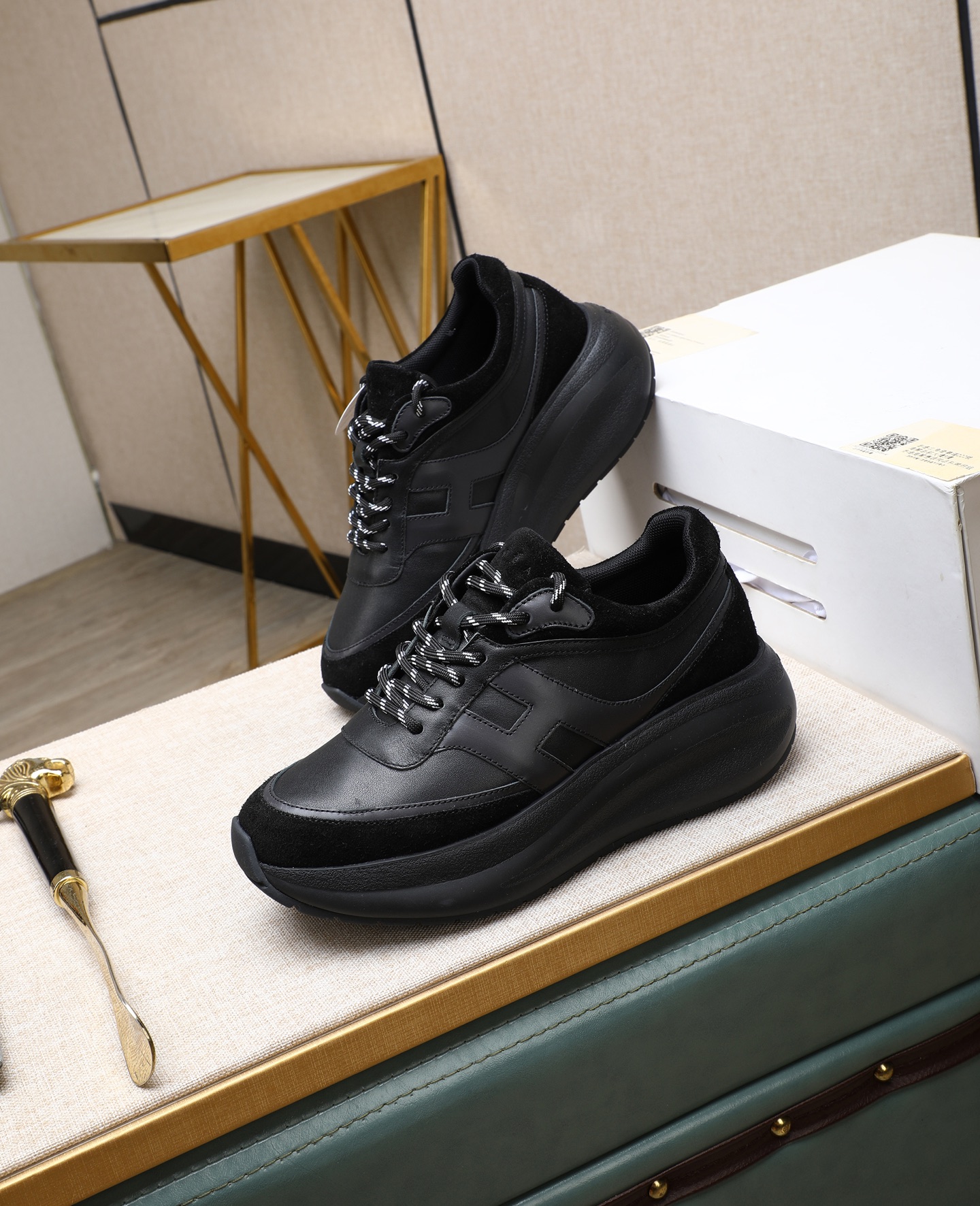 NO:556364,Hogan's new model, exclusive one-to-one mold opening, HOGAN Chunky  The H696 series is exquisitely designed, shining with reverie and expectations, showing the trendy style, the unique thick sole is comfortable and makes the body tall and slender, telling the new daily image, writing the modern background, triggering multi-faceted inspiration. This sports casual shoe is made of nappa cowhide and suede leather, new style and dynamic, upper line  The strips are rounded, with enlarged H letters embellished on the sides, exquisite and unique workmanship, and the memory foam inner sole is light and comfortable. Size 35-40. Explosive [Firecracker] [Firecracker] [Firecracker] If you repost the picture, it will explode [Firecracker] [Firecracker] [Firecracker] [Firecracker],,hogan,cowhide19860909霍根新款,独家一比一开模,HOGAN Chunky H696系列设计精巧,闪耀遐想期许,展映型格新潮,个性厚底舒适又使身姿挺拔修长,述说日常新象,写就现代底色,触发多面灵感.本款运动休闲鞋以纳帕牛皮拼绒面皮料制成,新款动感,鞋面线条圆润,侧边点缀加大H字母,做工精巧别致,记忆泡沫内底轻巧舒适.35-40码.爆爆爆[爆竹][爆竹][爆竹]转图必爆[爆竹][爆竹][爆竹][爆竹],,hogan,cowhide,Men's shoes