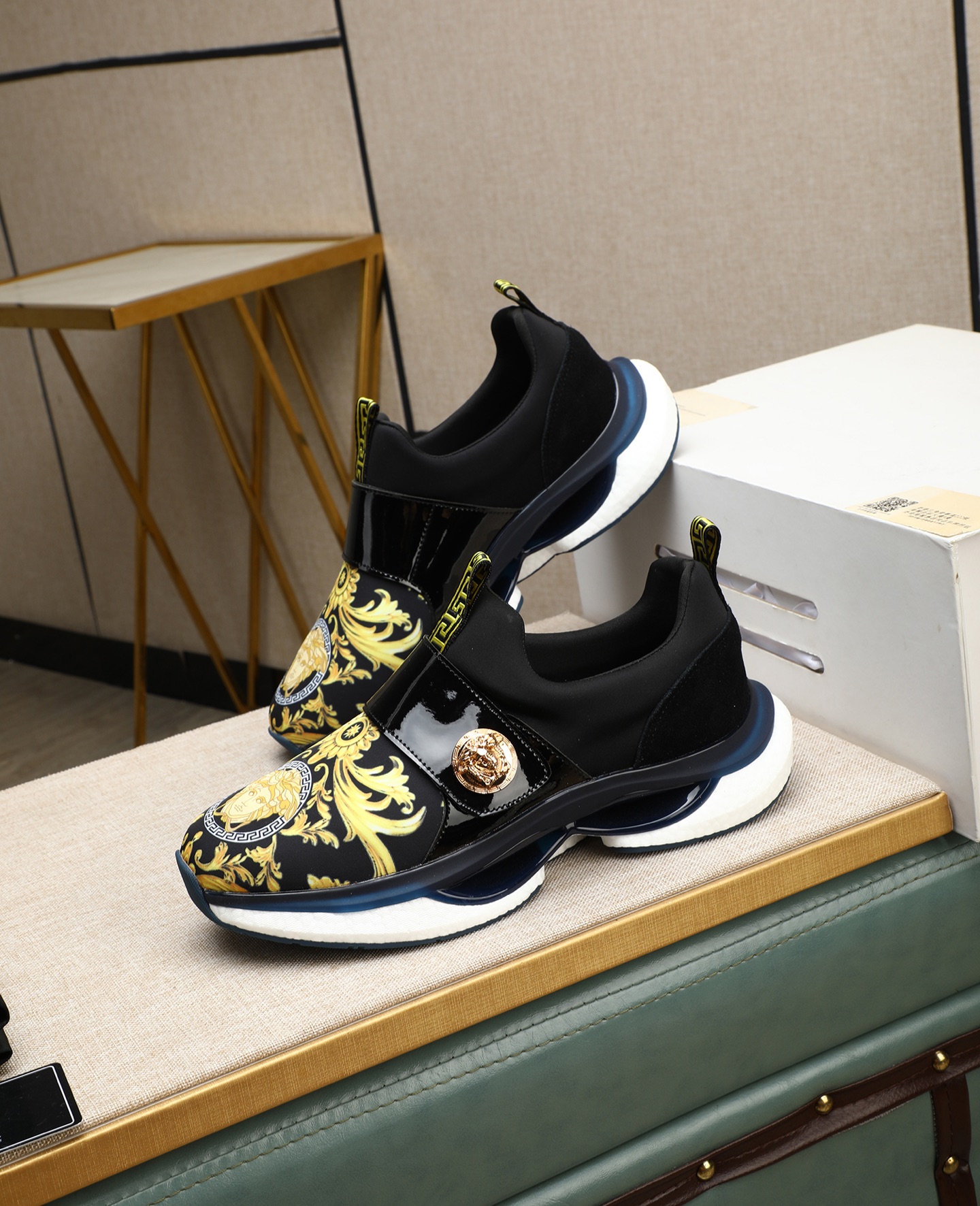 NO:557248,VERSACE - Versace's new product series, Medusa trendy men's low-cut casual shoes!  Developed using this year’s most popular elements!  trend!  personality!  Imported first-layer cowhide and imported cow pads!  Original molded outsole!  Multiple colors to choose from!  38-44,,versace,versace,cowhide19860909VERSACE——范思哲 新品系列,美杜莎潮男低帮休闲鞋！采用今年最流行元素开发！潮流！个性！ 进口头层牛皮进口牛垫！原版开模大底！多色选！38-44,,versace,versace,cowhide,Men's shoes