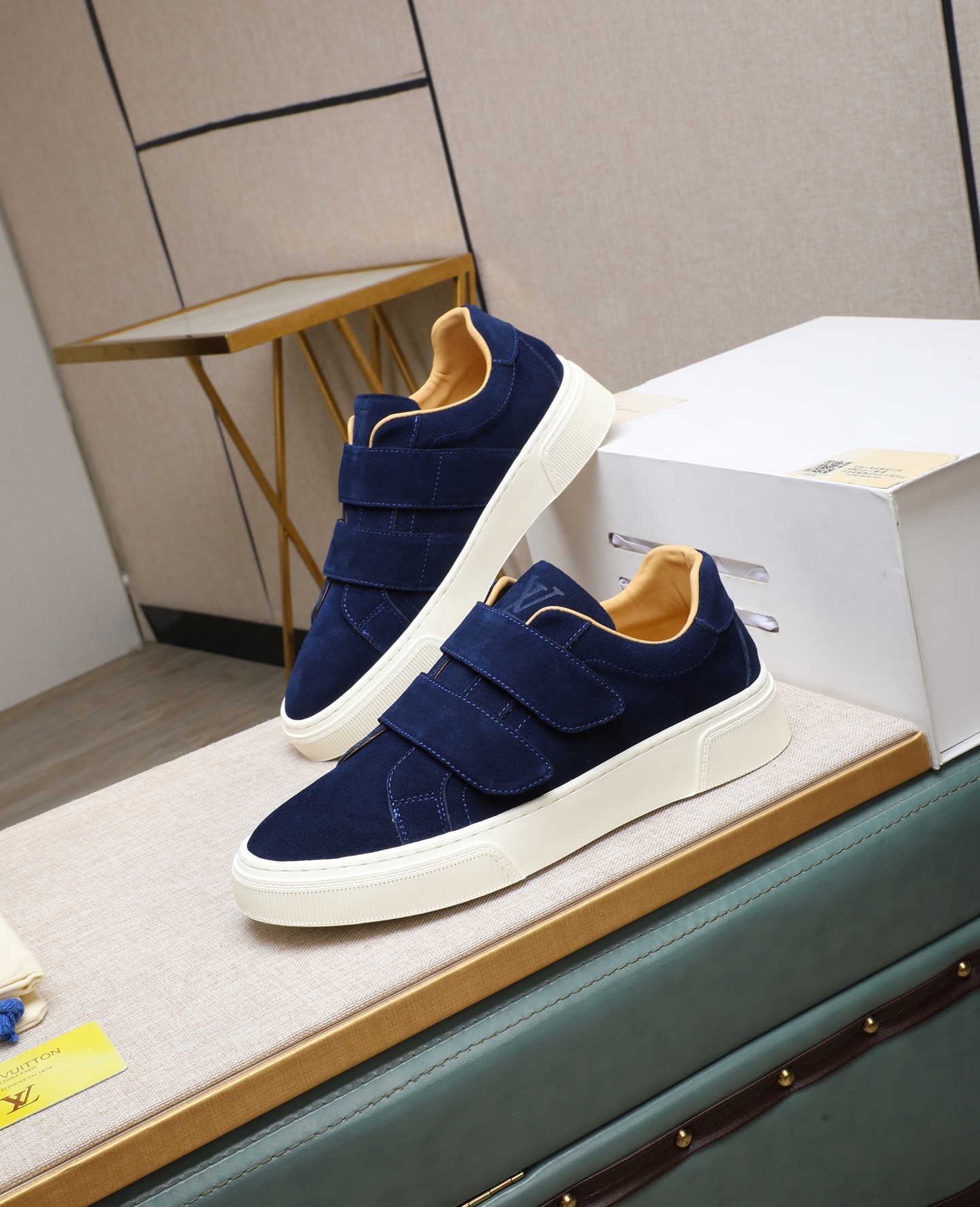 NO:557251,[LV~] Men's casual shoes 2025z cabinet simultaneous sale Code number: 38-44 # 3 colors of uppers are made of multi-material stitching cowhide lining, comfortable and breathable, the original sole is comfortable and wear-resistant, the real thing is better when photographed in person, louis vuitton, cowhide19860909【LV～】男士休闲鞋 2025z柜同步发售 码数:38-44 # 3个颜色鞋面选用多材质拼接牛皮内里,舒适透气,鞋底原版舒适耐磨大底,实物拍摄实物更赞,,louis vuitton,cowhide,Men's shoes