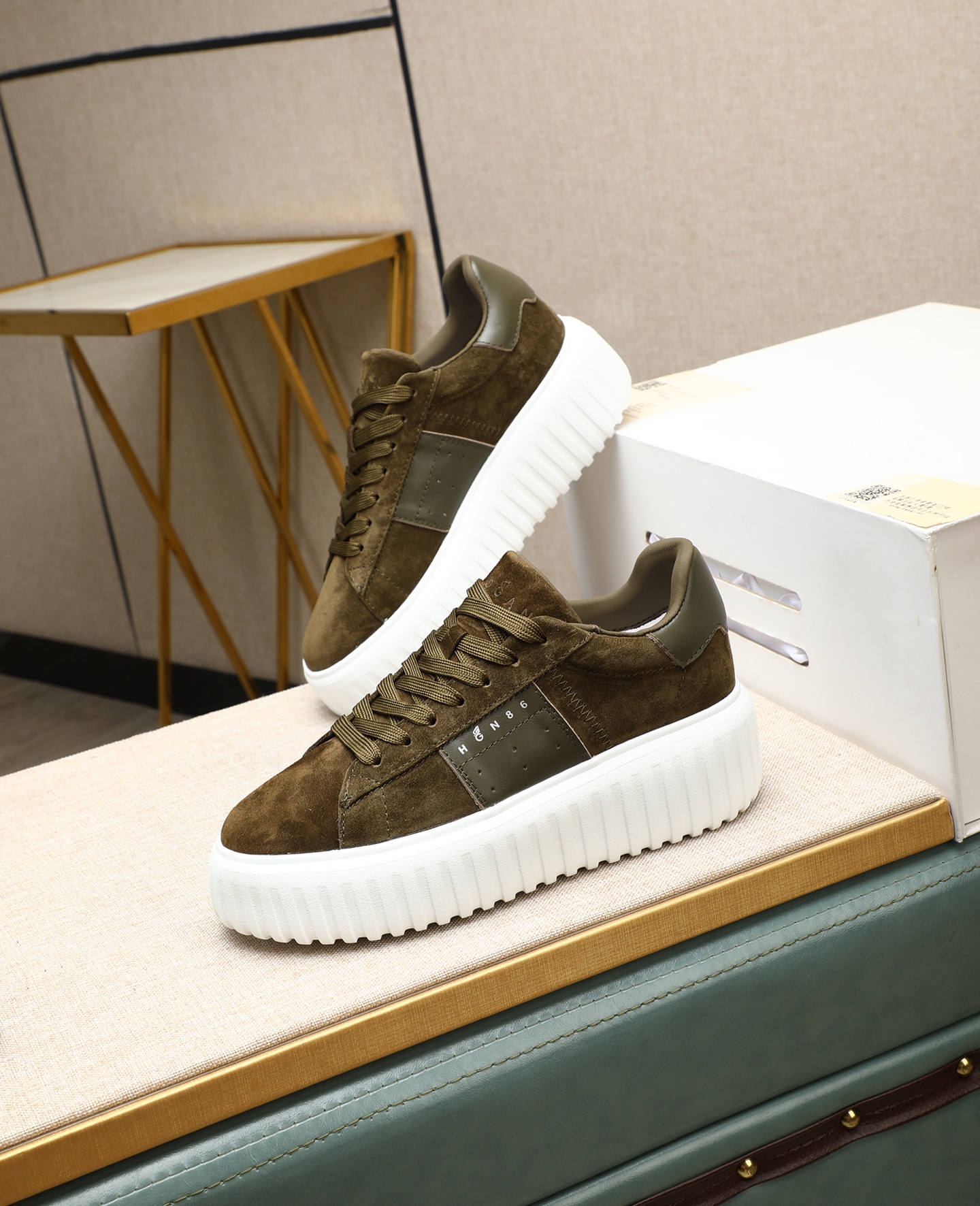 NO:557253,HOGAN · Hogan's 2025 new model must be reposted. H-STRIPES series couples' thick-soled biscuit shoes airship shoes casual sports shoes. The top version of the original version is purchased for development and production. This H-STRIPES series sports shoes adopts a thick-soled design of vertical strips and ripples, which makes the whole shoe full of new vitality, shuttles with imaginative style, seizes the focus of attention, and creates a modern urban trend. The fabric is made of original custom-made imported cowhide leather and the lining is made of original custom-made breathable mesh.  The sole is made of exclusive molded ultra-light foam material. The sole thickness is about 5.5cm. The size is 35-40 for women and 39-44 for men (38 45 46 customized),,hogan,sneakers,cowhide19860909HOGAN·霍根 2025新款转图必爆 H-STRIPES系列情侣款厚底饼干鞋飞艇鞋休闲运动鞋. 顶级版本原版购入开发做货 此款H-STRIPES系列运动鞋采用竖条和波纹的厚底设计,令整鞋焕发新意活力,穿梭型格畅想,抢占视线焦点,再掀现代感都市风潮. 面料原版定制进口牛皮材质 内里原版定制透气网里 鞋底独家开模超轻发泡材质 底厚约5.5cm 码数女35-40 男39-44（38 45 46订做）,,hogan,sneakers,cowhide,Men's shoes