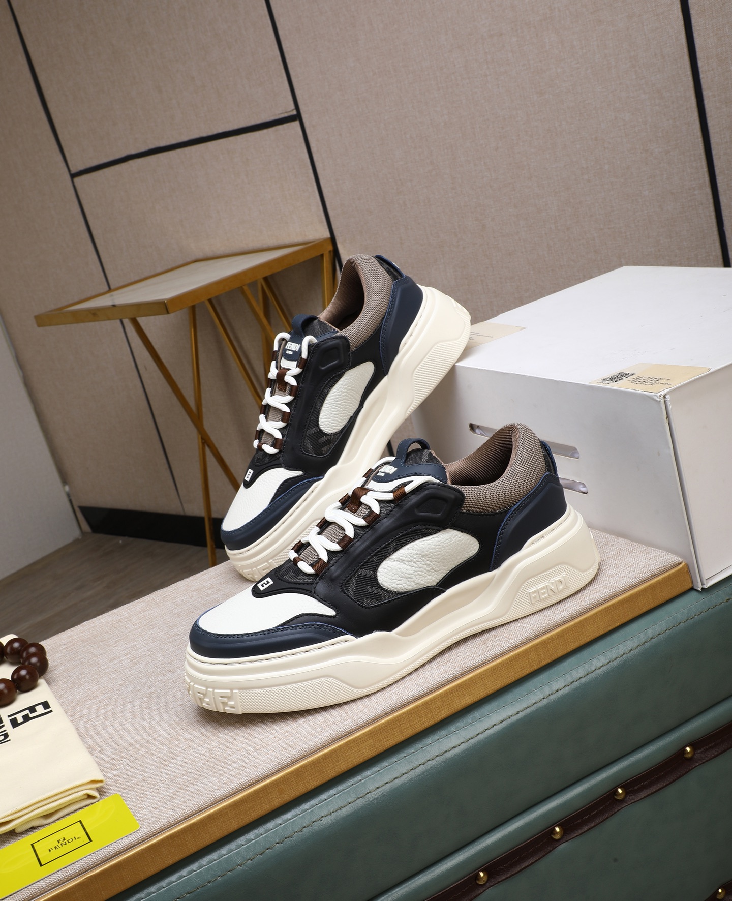 NO:557229,[FENDI] Fendi - high-end quality original casual sports shoes - upper Nappa calfskin, pebbled calfskin, tongue and heel; injection molded brand logo plastic module - lining brand canvas - outsole ultra-light TPR foam rubber; molded outsole - ultra-high quality control, fine workmanship highlighted (high-end, luxury, grade) -Size  39-44 (38,45, can be customized),,fendi,fendi,sneakers,cowhide19860909【 FENDI】芬迪 -高端品质 原休闲运动鞋 -鞋面纳帕小牛皮、荔纹小牛皮、鞋舌.后跟；注塑品牌logo塑胶模块 -内里品牌帆布 -大底超轻TPR发泡·橡胶；成型大底 -超高品控·做工精细凸显(高端·贵气·档次) -Size 39-44（38,45,可订做),,fendi,fendi,sneakers,cowhide,Men's shoes