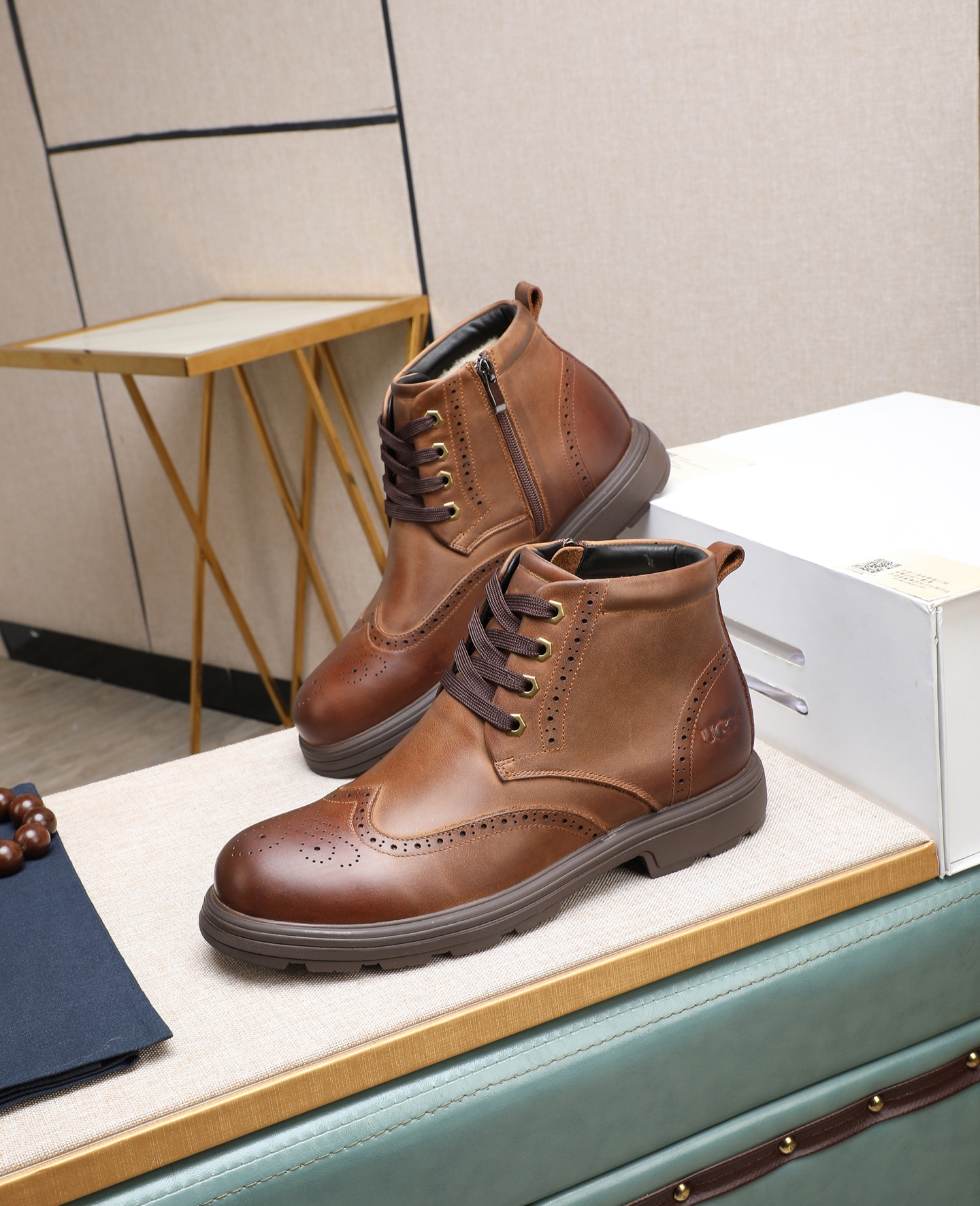 NO:574786,(Fully genuine wool lining, you will get 10% off if you get a fake one) Please note that the quality of the original item is compared to the thickness of the wool. The popular UGG is from Australia's warm luxury brand men's shoes, the official website is synchronized, Beckham men's style..., made of imported first-layer waxed cowhide, waxed toe cap, Australian real wool velvet lining  Carefully sewn. Imported rubber Martin boots outsole (comfortable, soft and wear-resistant). I really like the quality. Exquisite workmanship. I can't put it down at first sight. Sizes 39-44 (45 custom-made),,boots,cowhide19860909(全真羊毛内里 假一赔十 )请注意 原单品质 比较毛料的厚度爆款UGG 来自澳洲温暖奢侈品牌男鞋,官网同步、贝克汉姆男款..,采用进口头层打蜡牛皮制作,鞋头打蜡 澳洲真羊毛绒里 精心缝制而成..进口橡胶马丁靴大底（舒适、柔软、耐磨）质量真心赞..做工精湛,一看就爱不释手,39-44码（45订做）,,boots,cowhide,Men's shoes