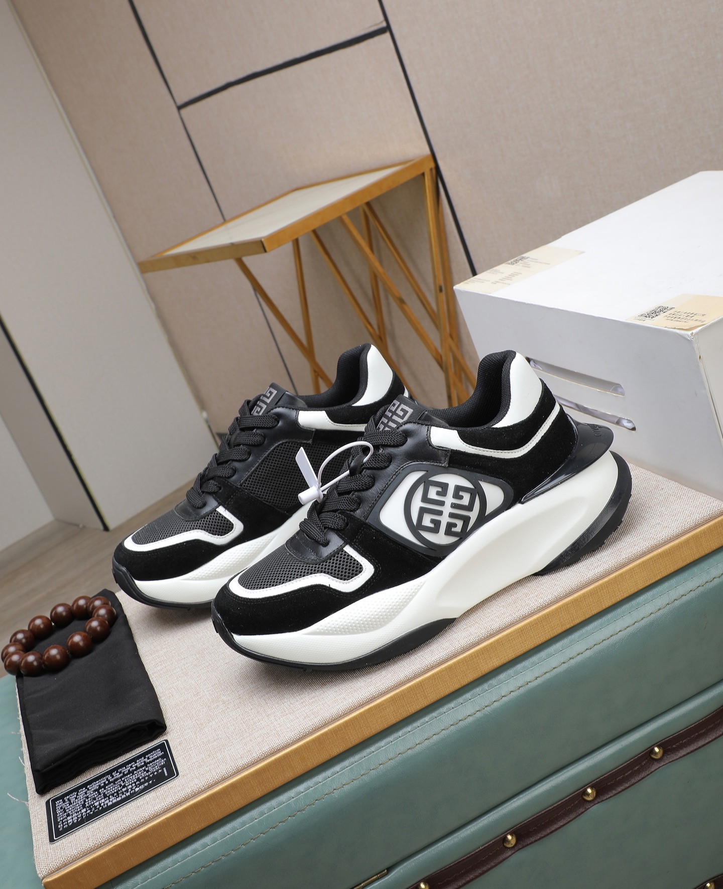 NO:575152,G I V E N C H Y Givenchy's new model. Counter synchronization. One pair for everyone. Not to be missed. Counter purchase version. Complete 1:1 mold customization of the top version. The original display provides comparison, so that the large product can be 0 different from the original version (witness the physical objects and pictures). 1. Original fabric, original first-layer cowhide, 2. Lining, original stretch fabric with cowhide lining. Dry and comfortable. 3. Genuine sole, exclusive private mold air cushion outsole [Size], code number 38-44.  Can be customized45,,givenchy,cowhide19860909G I V E N C H Y 纪梵希新款 专柜同步 人手一双 不容错过 专柜买版 完全1:1 开模定制顶级版本 原版展示提供对比 让大货做到和原版0区别（实物和图片来见证1面料原版头层牛皮 2内里原版弹力布配牛皮内里 干爽 舒适3鞋底正品独家私模气垫大底【Size】码数38-44. 可定做45,,givenchy,cowhide,Men's shoes