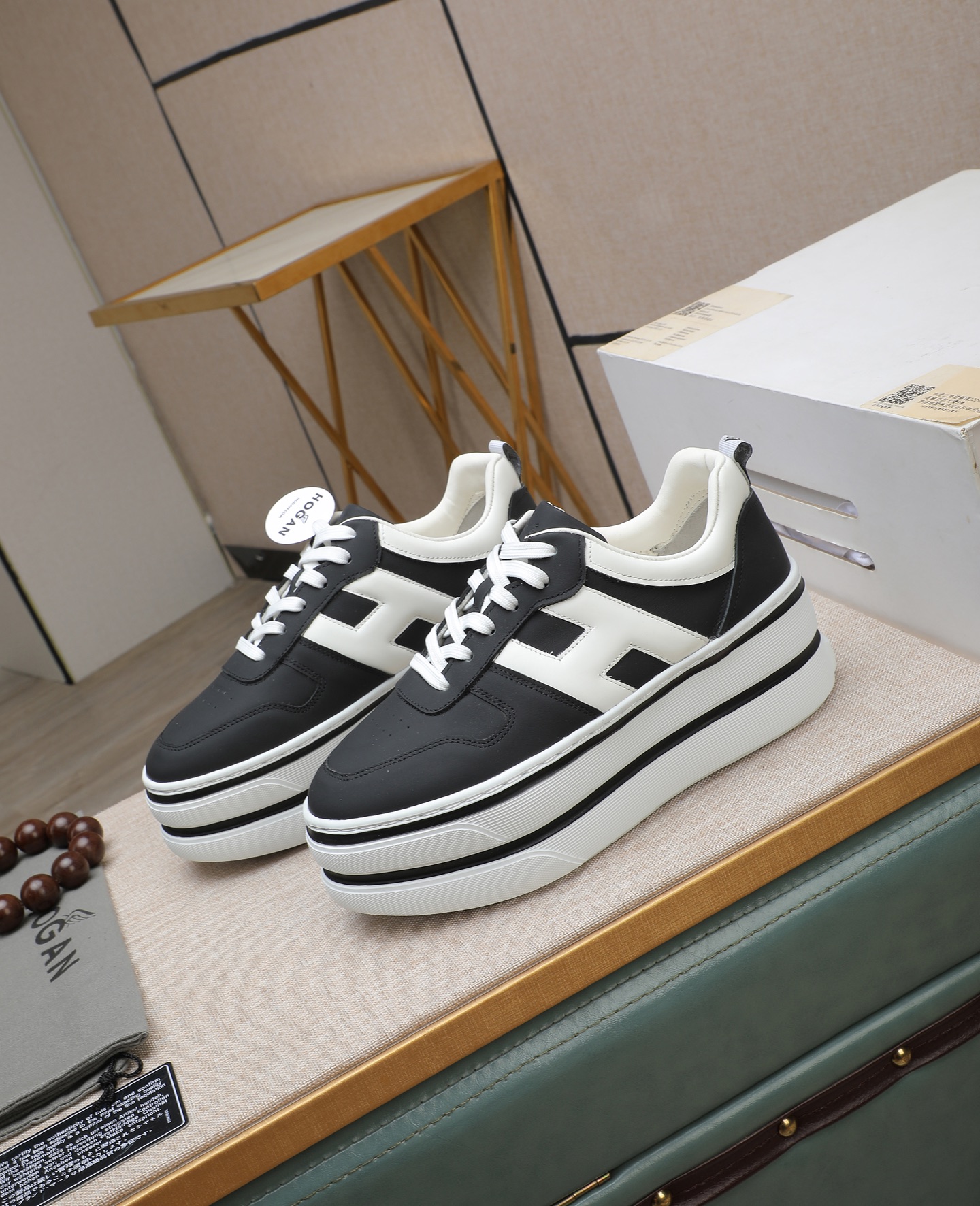 NO:589450,Explosive…Hogan’s new style, [strong][strong] women’s fashionable round-toe lace-up sports and casual shoes, double-layered thick soles, allowing you to instantly grow 70mm taller when wearing them. Silk calfskin contrasting colors and smooth lines outline the beauty of the new era. High-elastic insoles allow your beautiful feet to be massaged while walking. You deserve a pair of fashionable and comfortable luxury high-quality shoes. [strong][strong] women’s shoes. Size 35-40.,,hogan,cowhide19860909爆爆爆……霍根HOGAN新款,[强][强]女士时尚圆头系带运动休闲鞋,双层厚底,让你穿上瞬间长高70mm.丝绸小牛皮撞色搭配,线条流畅勾画新时代的美感.高弹鞋垫让你的美脚边走路边按摩 ,一双时尚舒适的奢侈高品鞋你值得拥有[强][强]女鞋.码35-40码.,,hogan,cowhide,Men's shoes