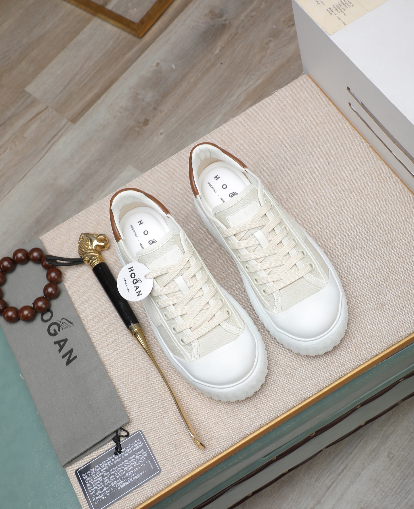 NO:589456,Explosive…Hogan’s new model, [strong][strong] same style for male and female couples, fashionable round toe genuine leather lace-up  , sporty and casual, the thick sole will make you instantly grow 55mm taller when wearing it. Silk woven cowhide edging, contrasting color splicing, and smooth lines outline the simple beauty of the new era. The outsole has a toe cap, [strong][strong][applause][applause], logo embossing on the tongue, and high-elastic insole to make you look beautiful.  The feet are comfortable, a classic trendy shoe will never go out of style, you and he deserve it. [Applause][Applause][Applause][Applause], men and women couples size 36-44 (35/45 custom-made, non-returnable) [strong][strong][strong],,hogan,cowhide19860909爆爆爆……霍根HOGAN新款,[强][强]男女情侣同款、时尚圆头真皮系带 ,运动休闲,厚底让你穿上瞬间长高55mm.绸织牛皮包边,撞色拼接,流畅线条勾画出新时代简约的美感,大底包头,[强][强][鼓掌][鼓掌],鞋舌置logo压花,高弹鞋垫能让你美脚舒适,一款经典潮鞋永不过时,你和他值得拥有.[鼓掌][鼓掌][鼓掌][鼓掌],男女情侣款36-44码（35/45定做不退换）[强][强][强],,hogan,cowhide,Men's shoes