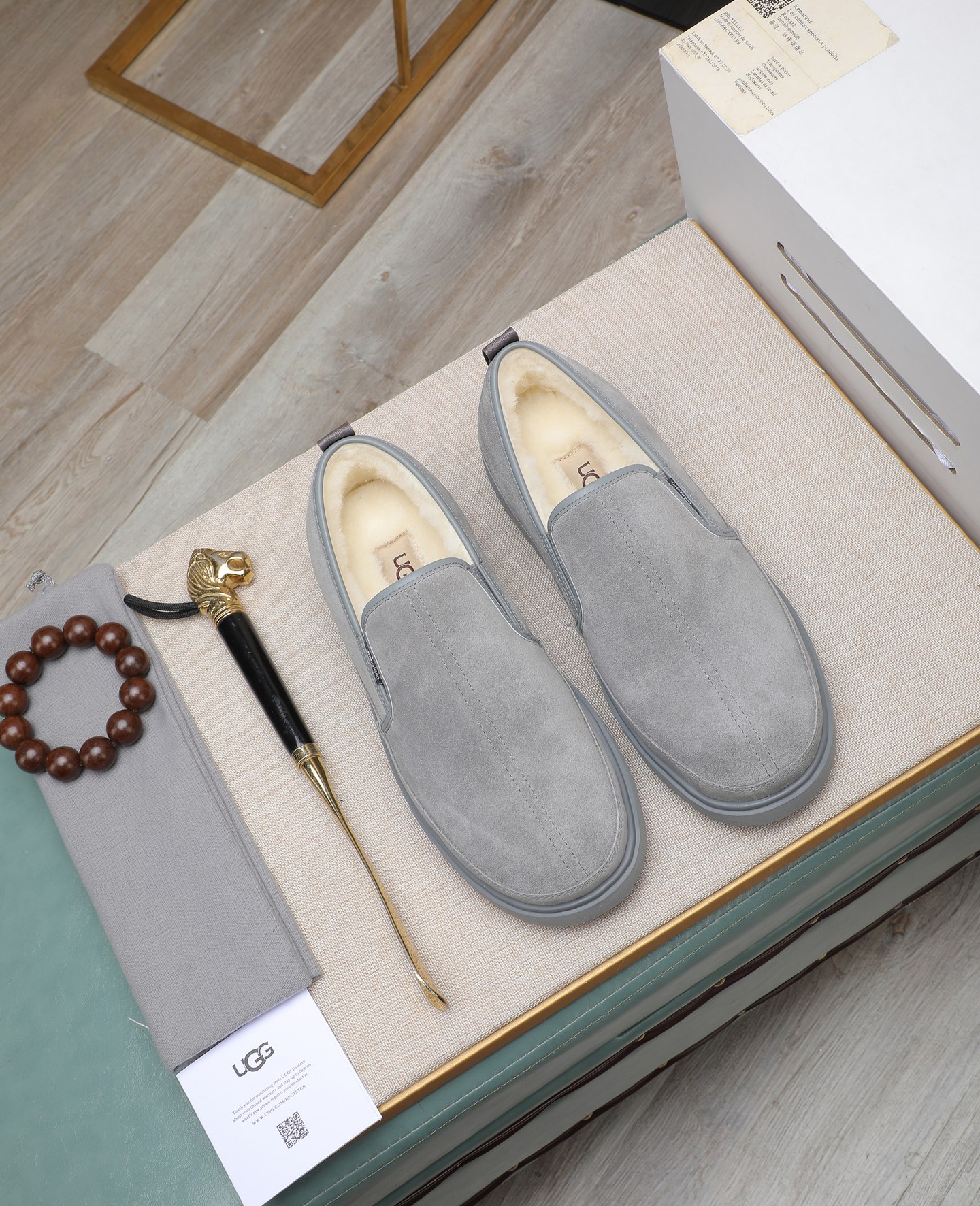 NO:690181,(Fully genuine wool lining, fake ones will pay you 10%) Please note that the quality of the original item compares with the thickness of the wool, popular UGG men's shoes from Australia's warm luxury brand, the official website is synchronized, Beckham men's model..., made of imported first-layer waxed cowhide, waxed toe box, Australian real wool velvet lining, carefully sewn...Imported rubber Martin boots outsole (comfortable, soft, wear-resistant) The quality is really great...Exquisite workmanship, you can't put it down at first sight, size 39-44 (38  45 (customized),,boots,cowhide19860909(全真羊毛内里 假一赔十 )请注意 原单品质 比较毛料的厚度爆款UGG 来自澳洲温暖奢侈品牌男鞋,官网同步、贝克汉姆男款..,采用进口头层打蜡牛皮制作,鞋头打蜡 澳洲真羊毛绒里 精心缝制而成..进口橡胶马丁靴大底（舒适、柔软、耐磨）质量真心赞..做工精湛,一看就爱不释手,39-44码（38 45订做）,,boots,cowhide,Men's shoes