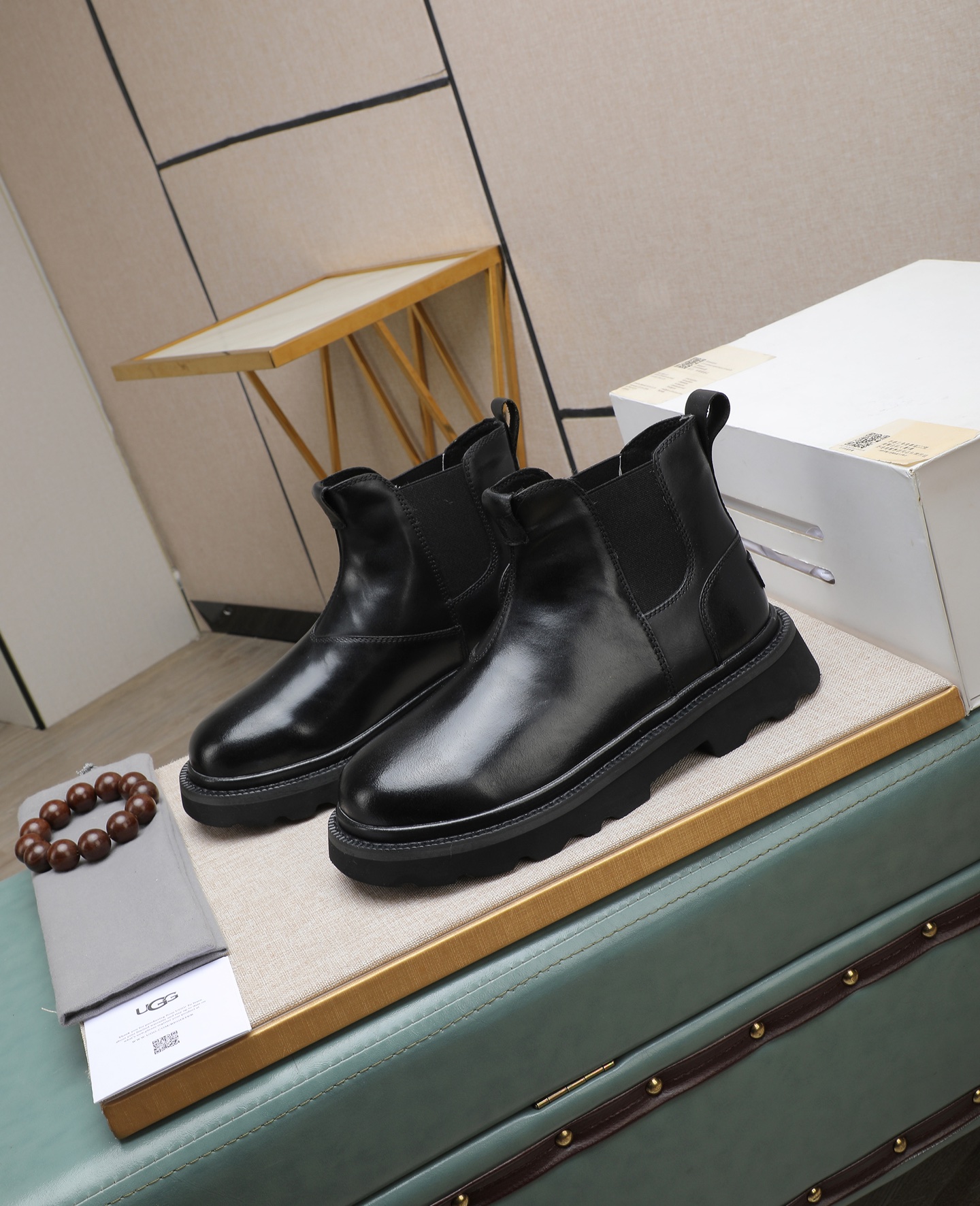 NO:639453,(Fully genuine wool lining, fake ones will pay you 10%) Please note that the quality of the original item compares with the thickness of the wool, popular UGG men's shoes from Australia's warm luxury brand, the official website is synchronized, Beckham men's model..., made of imported first-layer waxed cowhide, waxed toe box, Australian real wool velvet lining, carefully sewn...Imported rubber Martin boots outsole (comfortable, soft, wear-resistant) The quality is really great...Exquisite workmanship, you can't put it down at first sight, size 39-44 (38  45 (customized),,boots,cowhide19860909(全真羊毛内里 假一赔十 )请注意 原单品质 比较毛料的厚度爆款UGG 来自澳洲温暖奢侈品牌男鞋,官网同步、贝克汉姆男款..,采用进口头层打蜡牛皮制作,鞋头打蜡 澳洲真羊毛绒里 精心缝制而成..进口橡胶马丁靴大底（舒适、柔软、耐磨）质量真心赞..做工精湛,一看就爱不释手,39-44码（38 45订做）,,boots,cowhide,Men's shoes