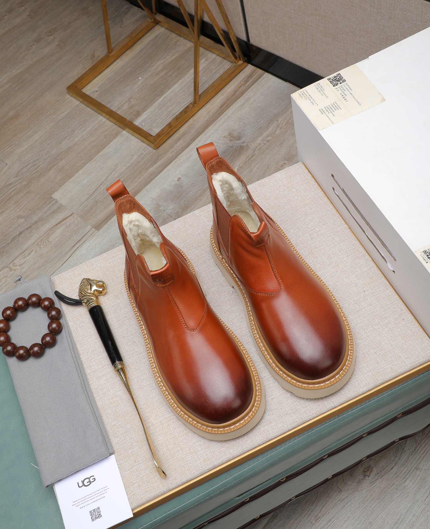 NO:639450,(Fully genuine wool lining, fake ones will pay you 10%) Please note that the quality of the original item compares with the thickness of the wool, popular UGG men's shoes from Australia's warm luxury brand, the official website is synchronized, Beckham men's model..., made of imported first-layer waxed cowhide, waxed toe box, Australian real wool velvet lining, carefully sewn...Imported rubber Martin boots outsole (comfortable, soft, wear-resistant) The quality is really great...Exquisite workmanship, you can't put it down at first sight, size 39-44 (38  45 (customized),,boots,cowhide19860909(全真羊毛内里 假一赔十 )请注意 原单品质 比较毛料的厚度爆款UGG 来自澳洲温暖奢侈品牌男鞋,官网同步、贝克汉姆男款..,采用进口头层打蜡牛皮制作,鞋头打蜡 澳洲真羊毛绒里 精心缝制而成..进口橡胶马丁靴大底（舒适、柔软、耐磨）质量真心赞..做工精湛,一看就爱不释手,39-44码（38 45订做）,,boots,cowhide,Men's shoes