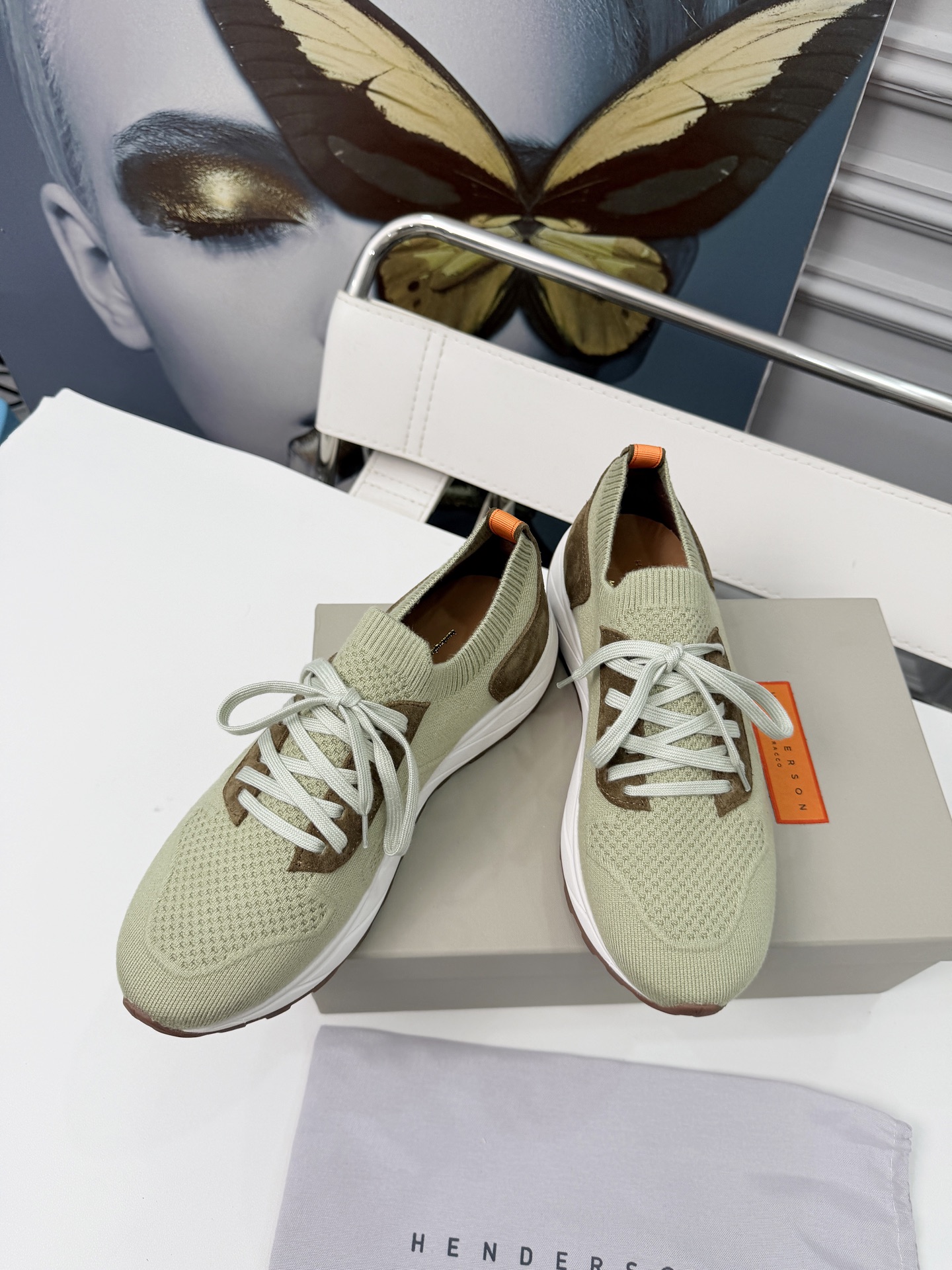 NO:604381,Henderson Italian brand casual sports shoes, Henderson's shoes are not only comfortable, but also super versatile. They can be perfectly adapted to work, dating or leisure travel. Wearing them will not only relax your feet, but also improve the overall style. Dear friends, if you are also looking for a pair of shoes that are both comfortable and good-looking, Henderson is definitely worth a try!  Go and try it, believe me, you will be deeply impressed by its comfort!  This sneaker is equipped with an ultra-light, high-elastic and environmentally friendly natural rubber TPU sole. size 39-44 (customized at 38.45.46),,sneakers19860909Henderson意大利品牌休闲运动鞋,Henderson的鞋履不仅舒适,还超级百搭.无论是职场、约会还是休闲出行,都能完美适配.穿上它,不仅能让你的脚部得到放松,还能提升整体造型感. 宝子们,如果你也在寻找一双既舒适又好看的鞋子,Henderson绝对值得一试！快去试试吧,相信我,你会被它的舒适度深深折服的！此款运动鞋搭配超轻、高弹、环保的天然橡胶TPU鞋底.size39-44（38.45.46定制）,,sneakers,Men's shoes