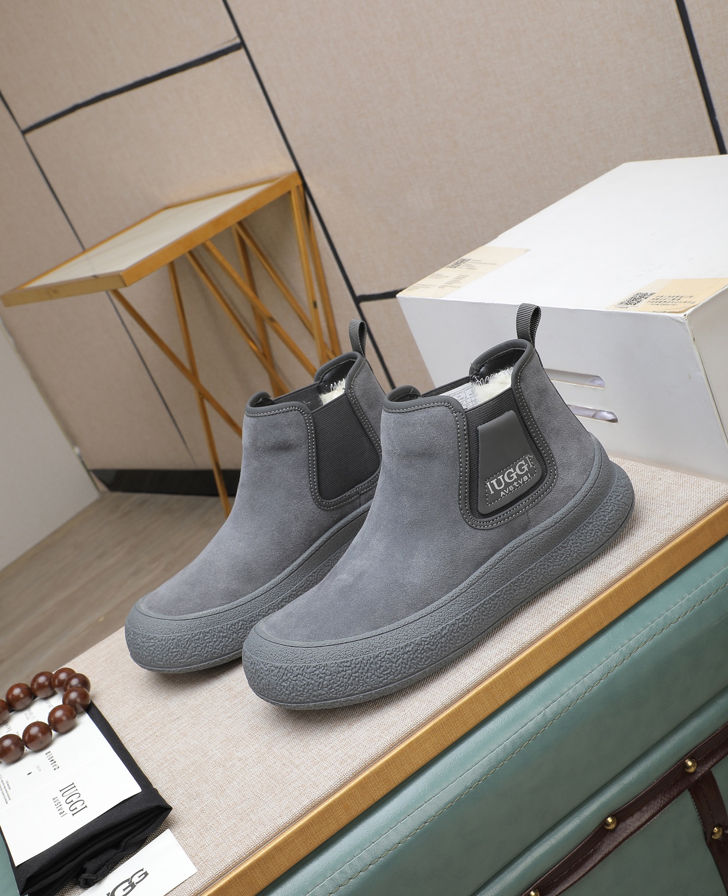 NO:620718,IUGGI's new retro presbyopic men's shoes, casual and versatile, full of high-end sense, fashionable and luxurious, personalized model, joint style, retro presbyopic factor, full of handsome style, first layer suede cowhide, wool lining, rubber outsole, light and non-slip, size39-44,,cowhide19860909IUGGI 新款复古老花男鞋 休闲百搭 高级感满满 时尚轻奢个性款 联名款 复古老花因素 帅气范儿十足 头层绒面牛皮 内里羊毛 鞋底橡胶大底 轻便又防滑 size39-44,,cowhide,Men's shoes