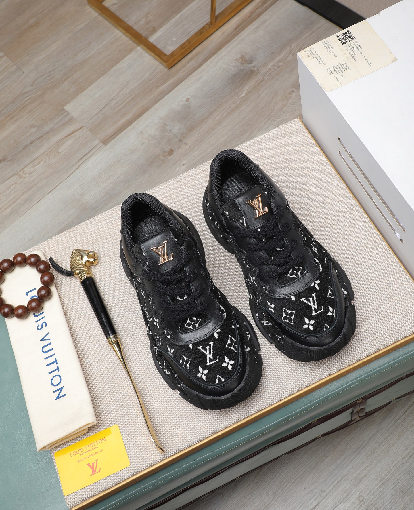 NO:639465,LV styles are novel and fashionable, and the uppers are made of imported cowhide + LV special materials!  Super trendy design!  It’s eye-catching!  The leather is soft, delicate, shiny and translucent, showing the ultimate hand-made craftsmanship, and the mesh upper and feet are soft, comfortable and breathable!  Size39-44 (38 45 customized),,louis vuitton,cowhide19860909LV款式新颖时尚,鞋面采用进口牛皮+ LV专用材料！超潮设计！让人眼前一亮！皮质柔软细腻光泽透亮,彰显极致纯手工工艺,网里上脚柔软舒适透气！Size39-44（38 45定制）,,louis vuitton,cowhide,Men's shoes