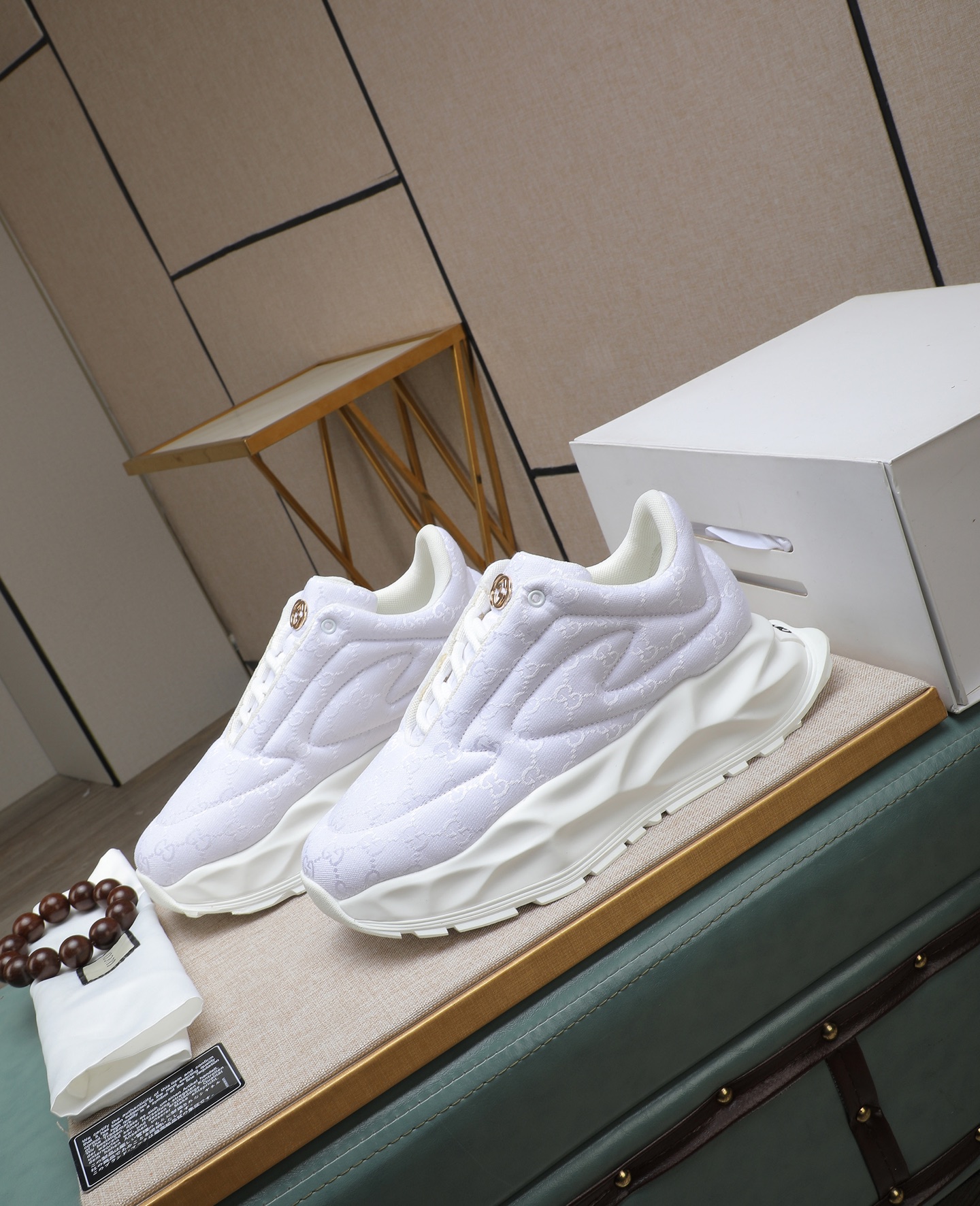 NO:639468,CUCCI upper brand canvas cloth with artificial stitching!  It has a strong mark of the times and visual impact, and makes the whole pair of shoes more three-dimensional. The upper is made of classic Gucci fabric and has a breathable mesh lining!  Wear-resistant and personalized outsole, comfortable on the feet!  Various colors for self-retention, 39-44 (38 45 46 customized),19860909CUCCI鞋面品牌帆布布匹车人工缝线！具有强烈的时代印记和视觉冲击力,且使整双鞋更具立体感,鞋面古奇经典布料,透气网里！耐磨个性大底,上脚舒适！自留款多色选,39-44（38 45 46定做）,,Men's shoes