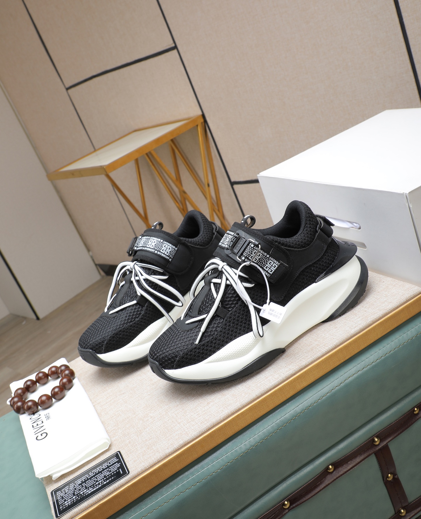 NO:639474,Givench*.Givenchy men's thick-soled casual shoes are made of imported calfskin stitching mesh, color-blocking design, brand logo decoration on the tongue, and three-dimensional composite stitching!  The net is very comfortable!  Size38-44 (45 customized),,givenchy,givenchy,cowhide19860909Givench*.纪梵希男士厚底休闲鞋,采用进口小牛皮拼接网面打造,拼色设计,鞋舌品牌logo装饰,立体复合式拼接缝合！网里舒适度高！Size38-44（45定做）,,givenchy,givenchy,cowhide,Men's shoes