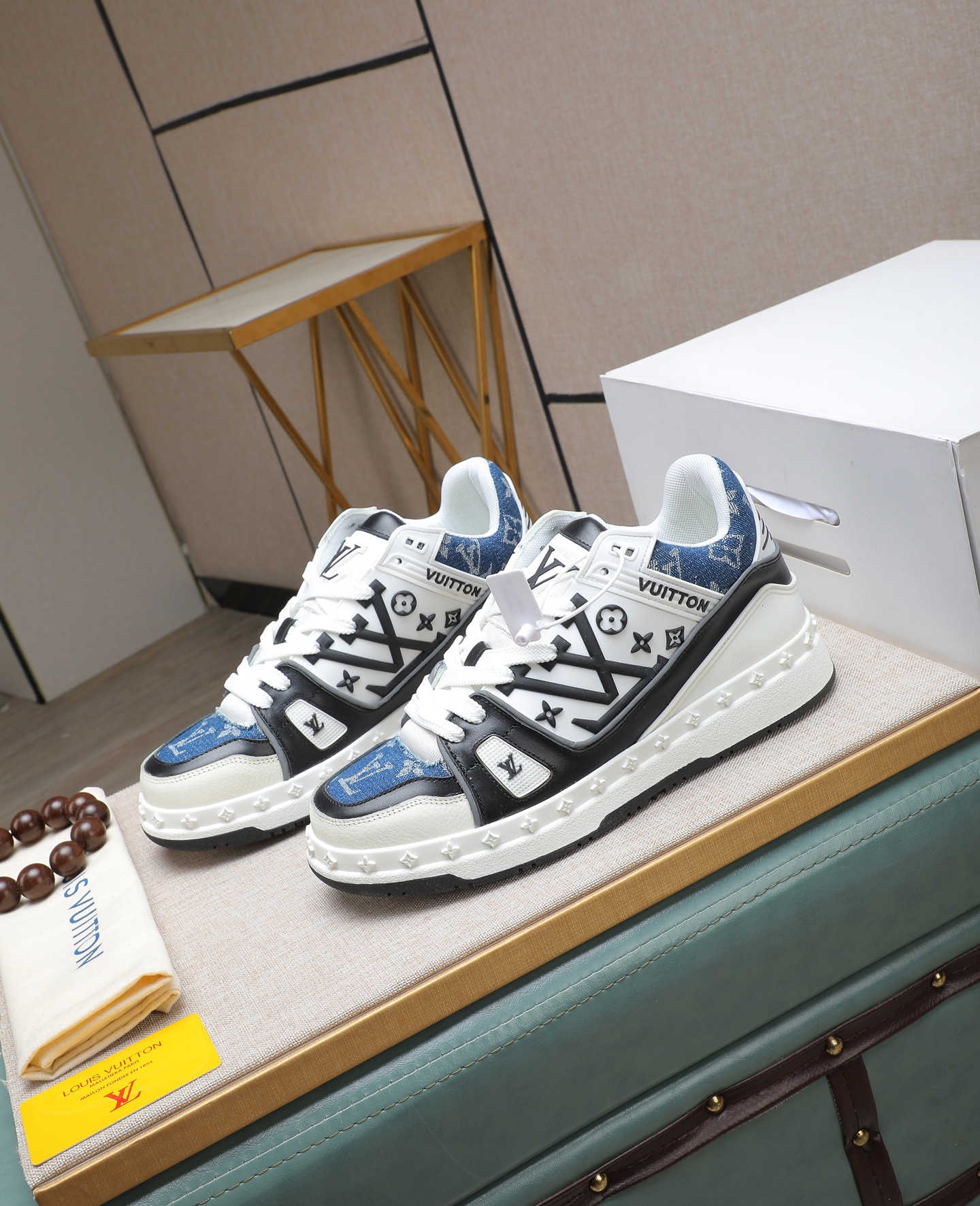 NO:639477,LV has novel and fashionable styles, the upper is made of imported cowhide, and it has a super trendy design!  It’s eye-catching!  The leather is soft, delicate, shiny and translucent, showing the ultimate hand-made craftsmanship, the tongue has the LV logo, and the mesh is soft, comfortable and breathable!  Size38-44 (45 customized,,louis vuitton,cowhide19860909LV款式新颖时尚,鞋面采用进口牛皮,超潮设计！让人眼前一亮！皮质柔软细腻光泽透亮,彰显极致纯手工工艺,鞋舌LV标识,网里上脚柔软舒适透气！Size38-44（45定制,,louis vuitton,cowhide,Men's shoes