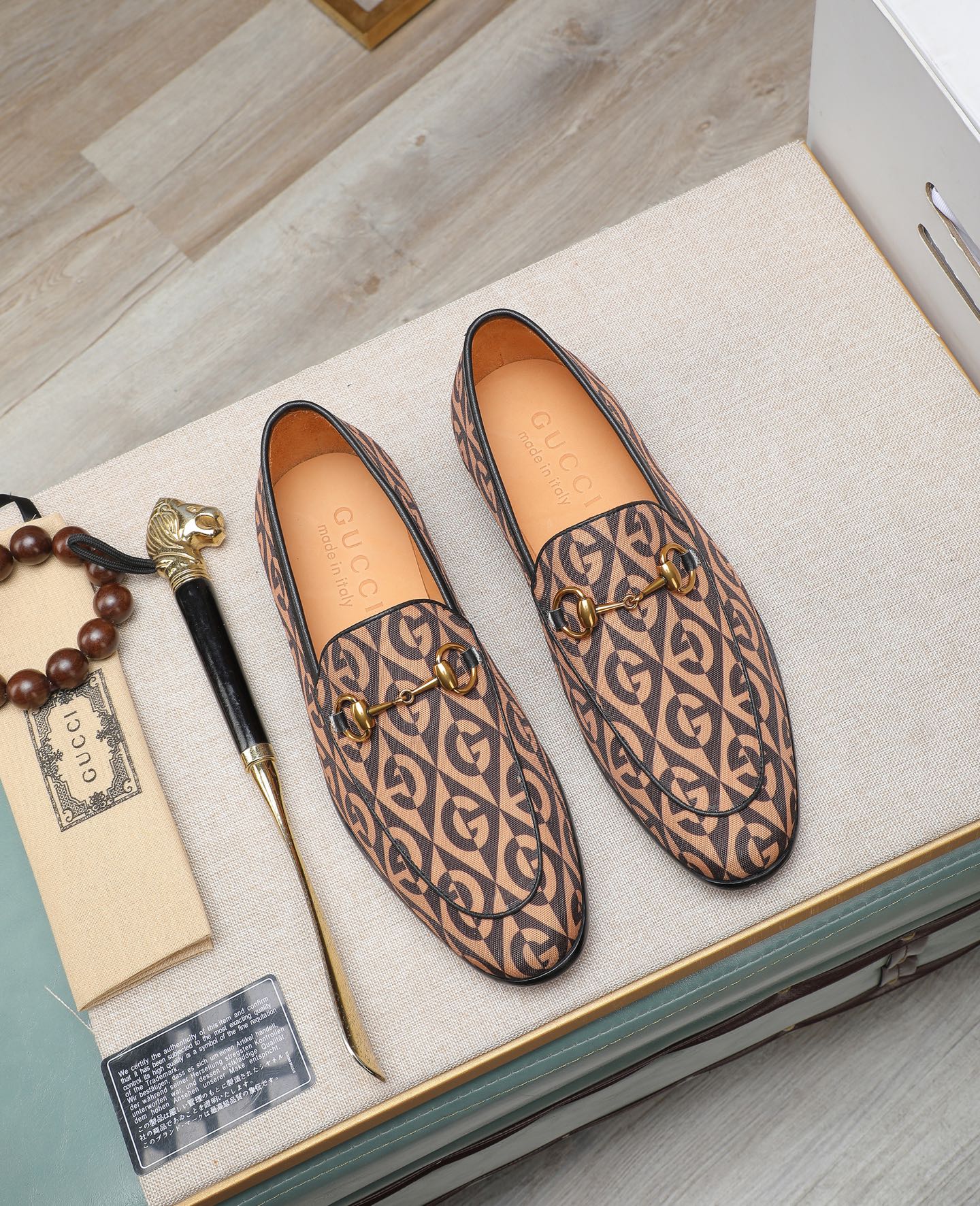 NO:745350,(High-end, all cowhide) GUCCI high-end formal leather shoes, original imported fabrics from Italy, cowhide lining, original hardware. I believe you will be impressed from the first moment you see it. The avant-garde atmosphere can no longer fully interpret its elegance. AAA grade rubber outsole, super comfortable. The original last from the counter guarantees its original version and quality. The simple upper ensures its comfort and breathability. Only a pair of truly good shoes has its own unique soul. Famed quality and correct size.  38-44(45 46 customized),,gucci,cowhide19860909(高端 全牛里）GUCCI高端正装皮鞋 意大利原版进口面料 牛皮内里 原版五金 相信从您见到它的第一眼起就会有眼前一亮的感觉 大气前卫已经不能完全诠释了它的优雅 AAA级橡胶大底 超舒适 专柜原版套楦 保证了其原有版型及品质 鞋面简约 保证了其舒适及透气性 一双真正的好鞋才有它特有的灵魂 名门品质 正码 38-44(45 46订做),,gucci,cowhide,Men's shoes