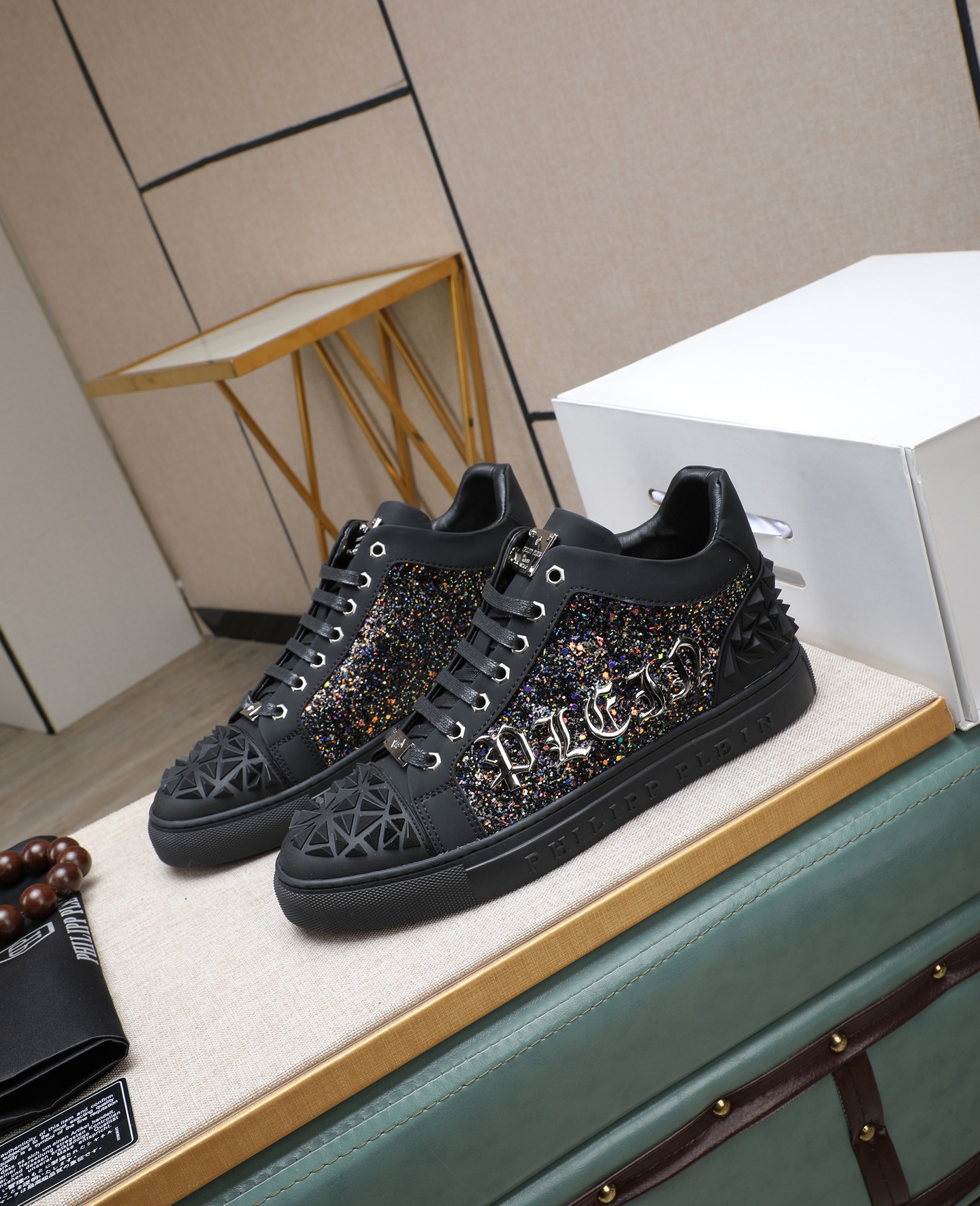 NO:640054,2025 hot model is coming [PhiliPP Plein] New model of German PP Philip is on the official website. Perfect shape to create top-quality rubber wear-resistant outsole. Upper cowhide fabric with customized hardware. Genuine leather lining. The shoe shape is full and full of three-dimensionality!  Absolute focus,code number 38-44,,PHILIPP PLEIN,cowhide198609092025爆款来袭【PhiliPP Plein】德国PP菲利普官网新款上市 完美造型打造顶级品质橡胶耐磨大底 鞋面牛皮面料定制五金,真皮内里,鞋型饱满 立体感十足！绝对的焦点,码数38-44,,PHILIPP PLEIN,cowhide,Men's shoes