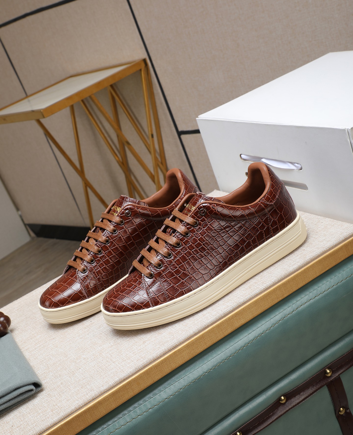 NO:640057,TOM FORD Tom Ford’s classic model is new, a timeless tom  ford men's second-dyed nubuck leather, low-top lace-up flat-soled round-toe shoes, rubber outsole and cowhide lining, comfortable and simple on the feet, full of temperament [strong], they are a must-have classic shoe for men in their shoe cabinets, you deserve it [applause][applause].[strong][strong][strong][strong] Reposting the picture will definitely explode, 39-44 sizes 38/45/46 can be customized.[strong][strong][strong][strong][strong],,tom  ford,cowhide19860909TOM FORD汤姆福特经典款上新了,一款永不过时的tom ford男士二染磨砂皮,低帮系带开合平底圆头鞋,橡胶大底牛皮内里,上脚舒适简洁,气质十足[强],是男士们鞋柜里必备的经典好鞋,你值得拥有[鼓掌][鼓掌].[强][强][强][强]转图必爆,39-44码38/45/46可以定制.[强][强][强][强][强],,tom ford,cowhide,Men's shoes