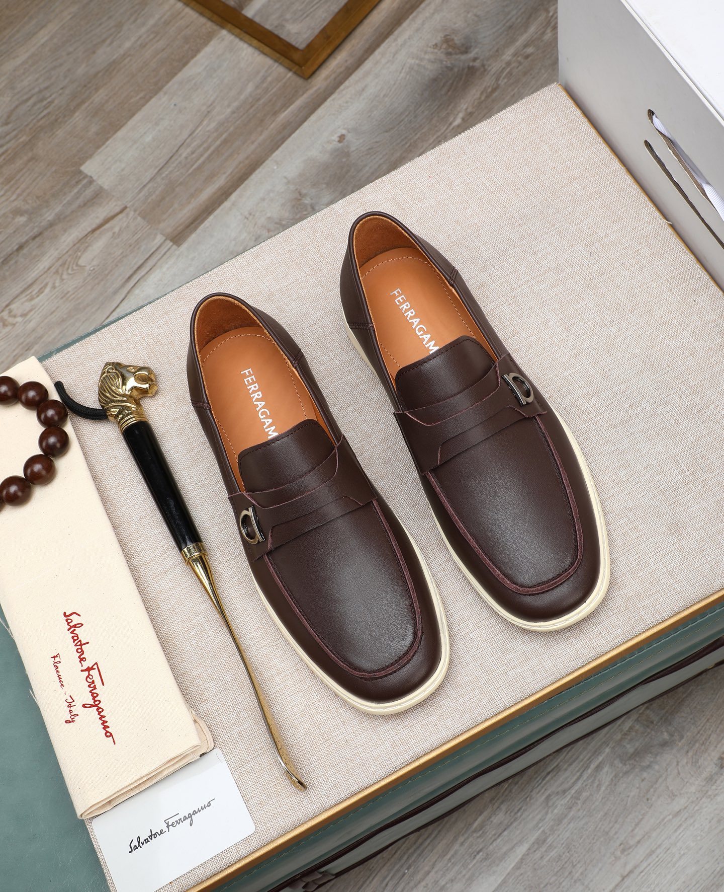 NO:745986,Top-quality Ferragamo men's casual shoes embody classic elegance. The elegant appearance is matched with a slender silhouette. They are made of imported first-layer cowhide, which is comfortable and light. The slip-on style is easy to put on and take off. The interior is dyed calfskin with exquisite details!  Size38-45 (customized for 38 and 45),,ferragamo,ferragamo,cowhide19860909顶级货Ferraga*菲拉格慕男士休闲鞋,体现经典的优雅气质.高雅的外观搭配修长的版型,进口头层牛皮打造,舒适轻盈,套脚式穿脱方便,内里本染小牛皮,细节精致！ Size38-45（38、45订做）,,ferragamo,ferragamo,cowhide,Men's shoes